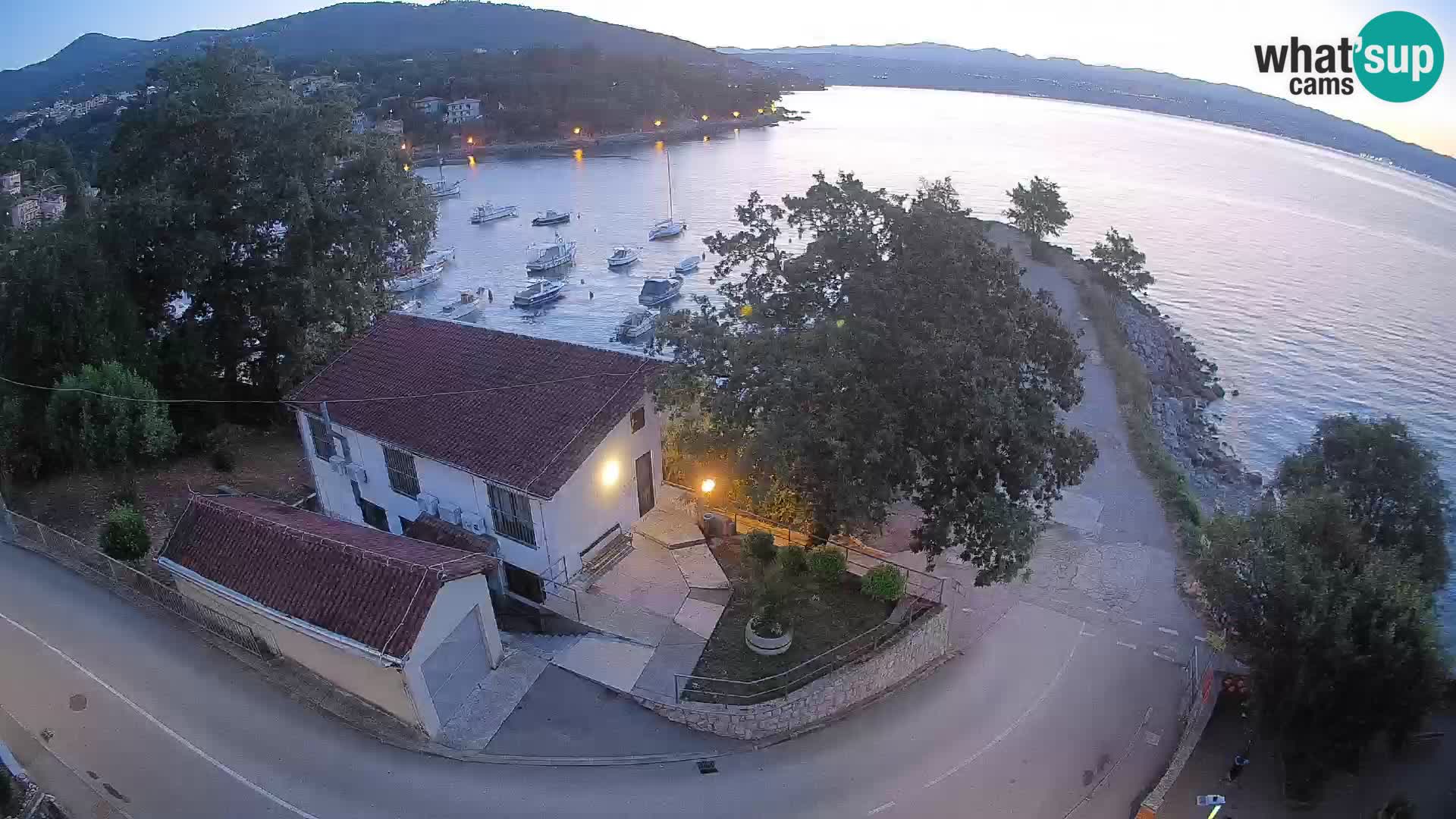 Web kamera luka Ika – Pogled uživo na luku i svjetla Opatije