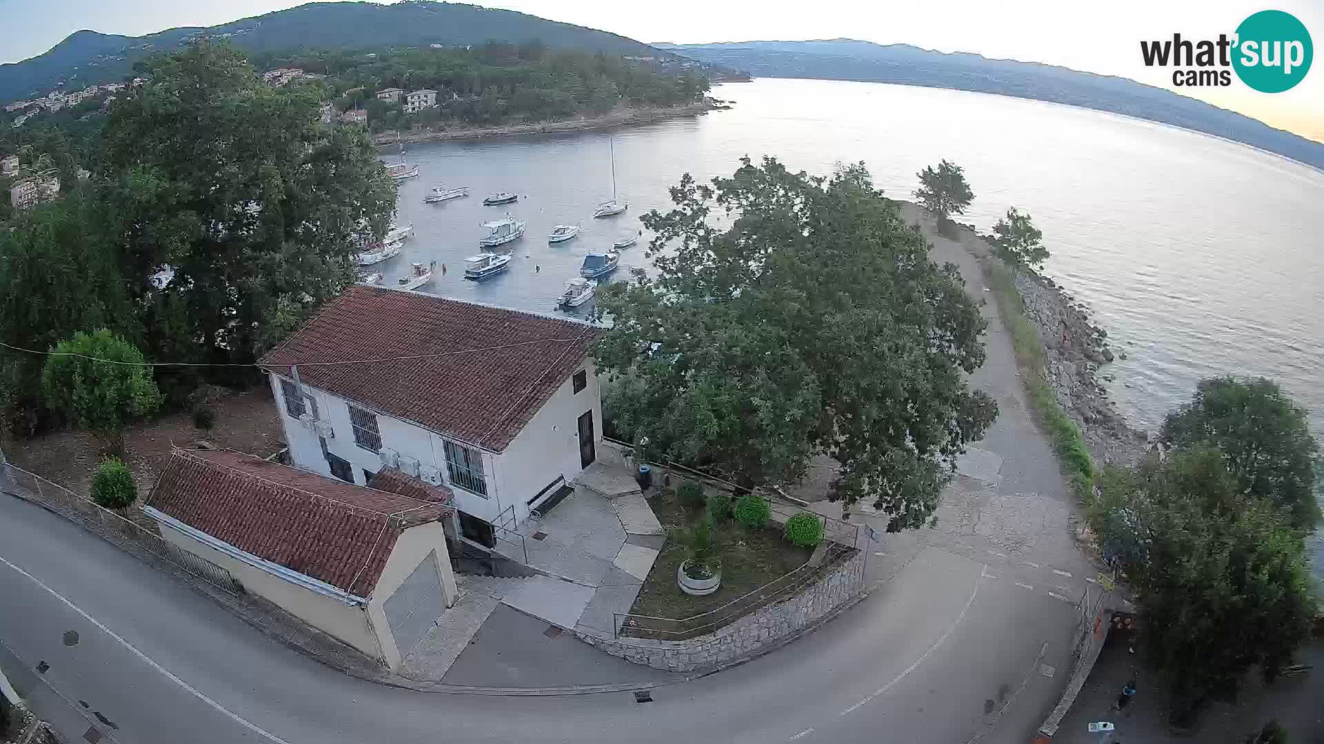 Spletna kamera pristanišče Ika – Pogled v živo na pristanišče in luči Opatije