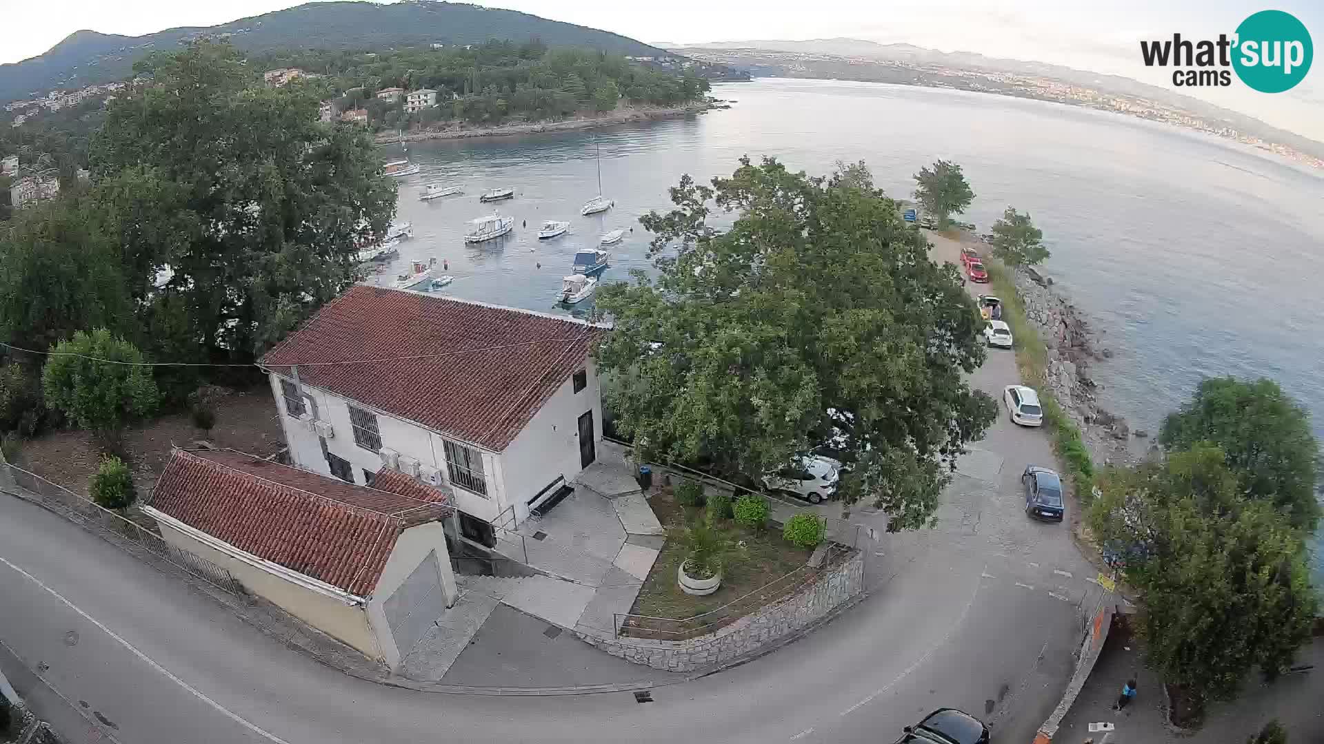 Spletna kamera pristanišče Ika – Pogled v živo na pristanišče in luči Opatije