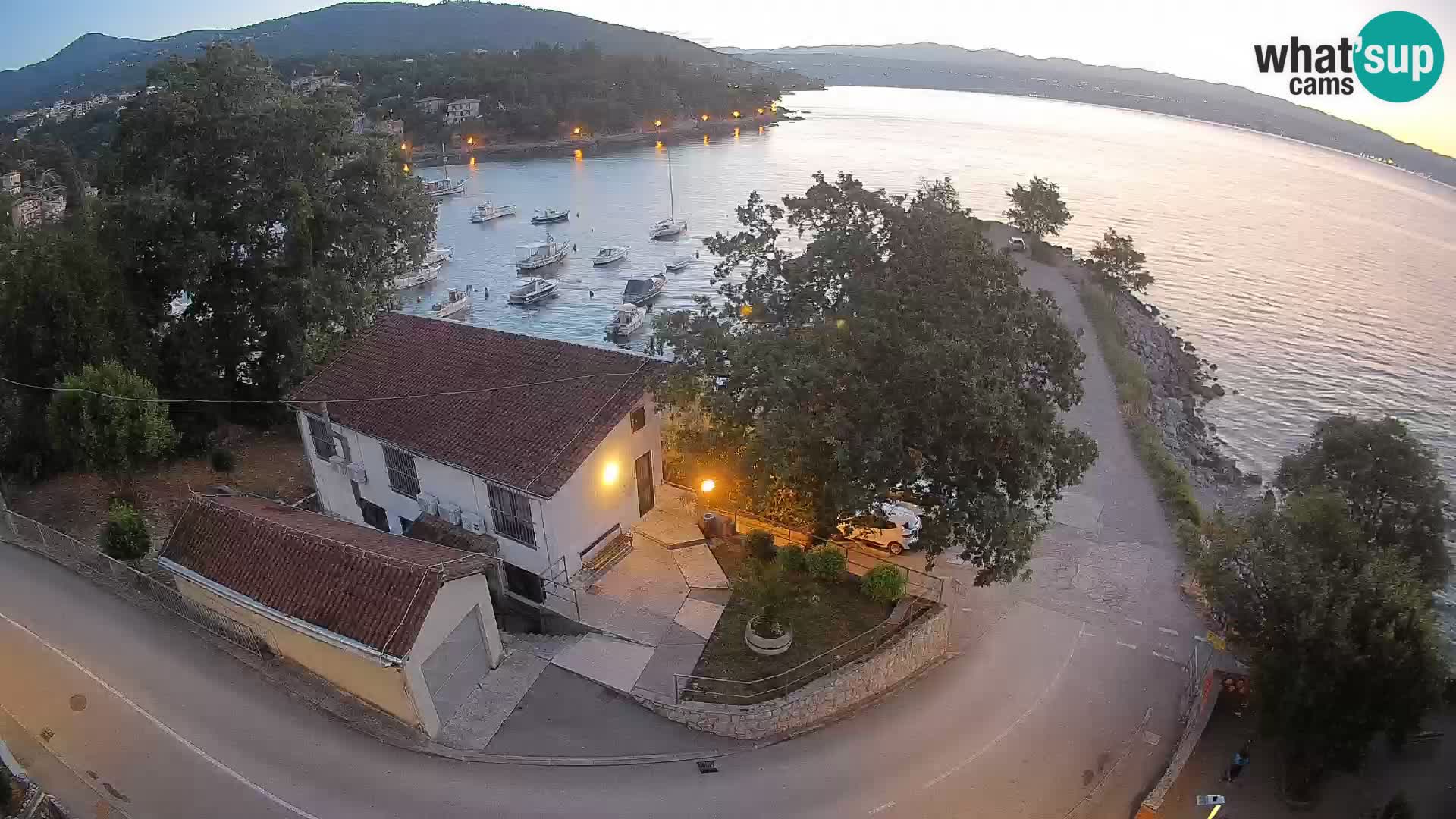 Spletna kamera pristanišče Ika – Pogled v živo na pristanišče in luči Opatije