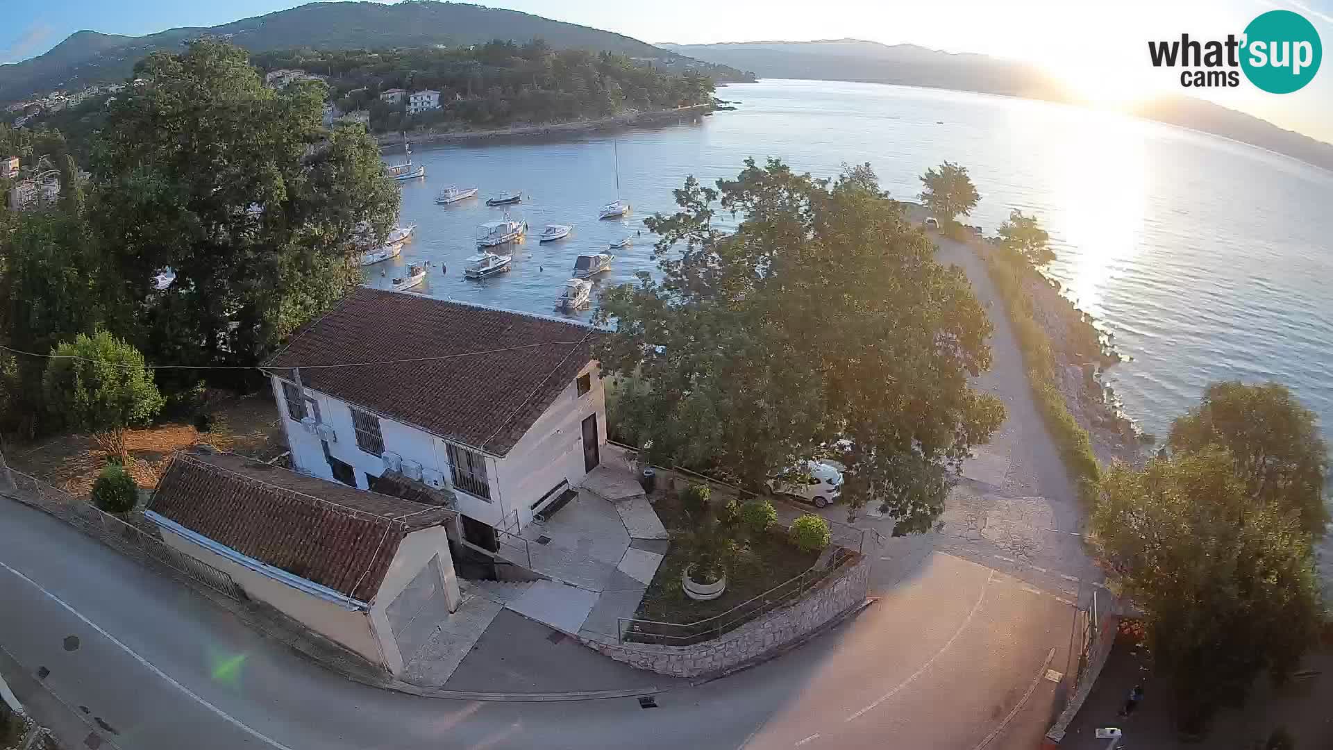 Spletna kamera pristanišče Ika – Pogled v živo na pristanišče in luči Opatije
