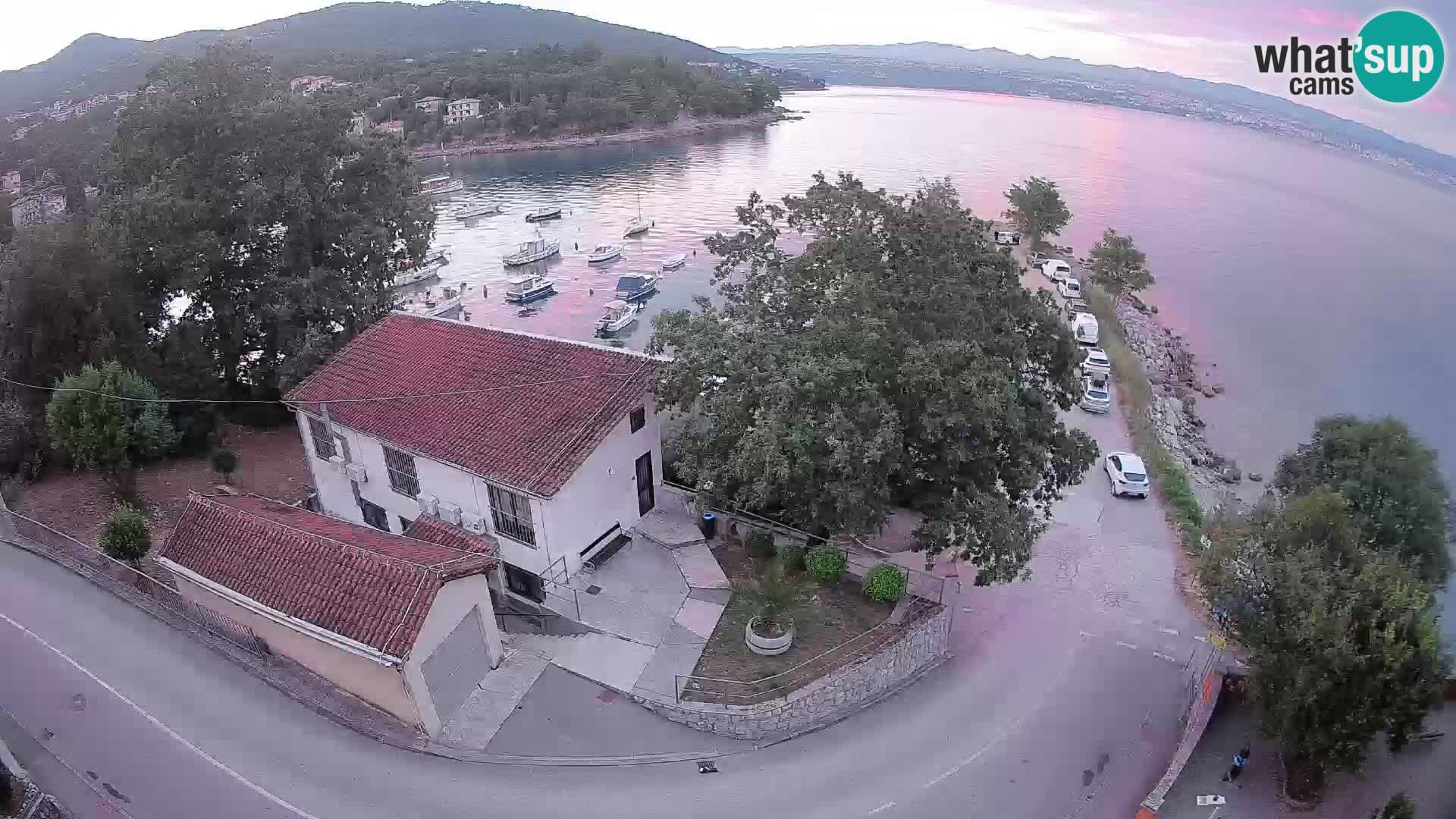 Web kamera luka Ika – Pogled uživo na luku i svjetla Opatije