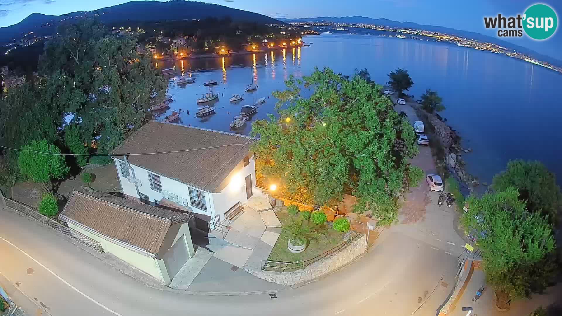 Spletna kamera pristanišče Ika – Pogled v živo na pristanišče in luči Opatije