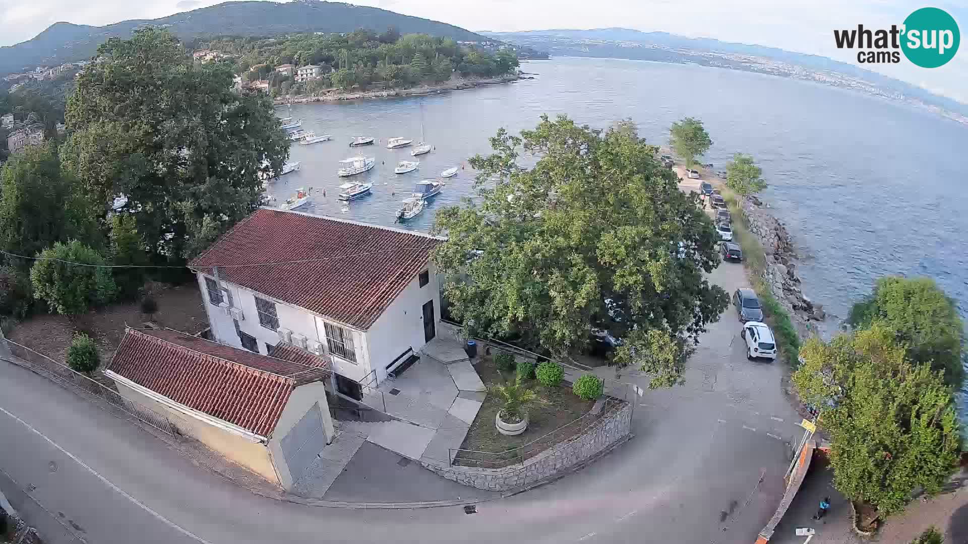 Spletna kamera pristanišče Ika – Pogled v živo na pristanišče in luči Opatije