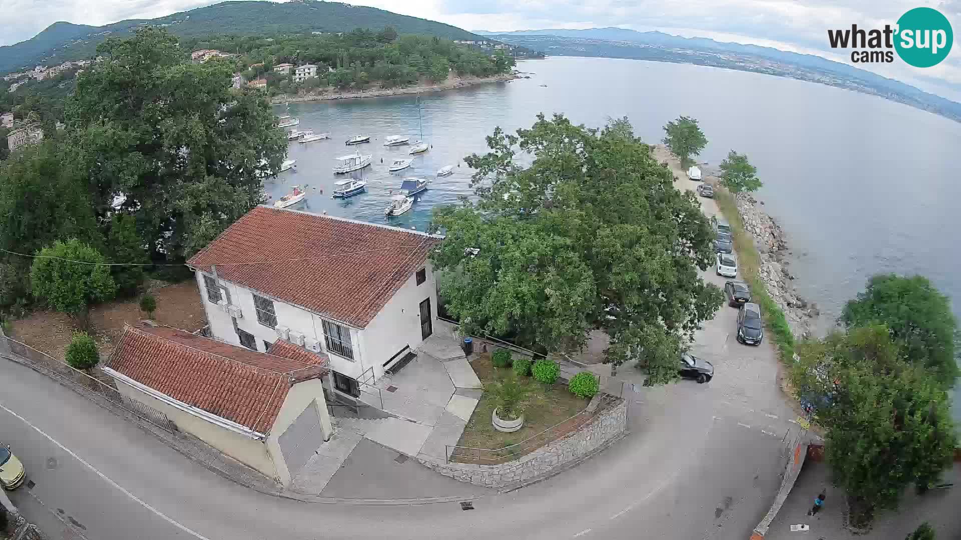 Spletna kamera pristanišče Ika – Pogled v živo na pristanišče in luči Opatije