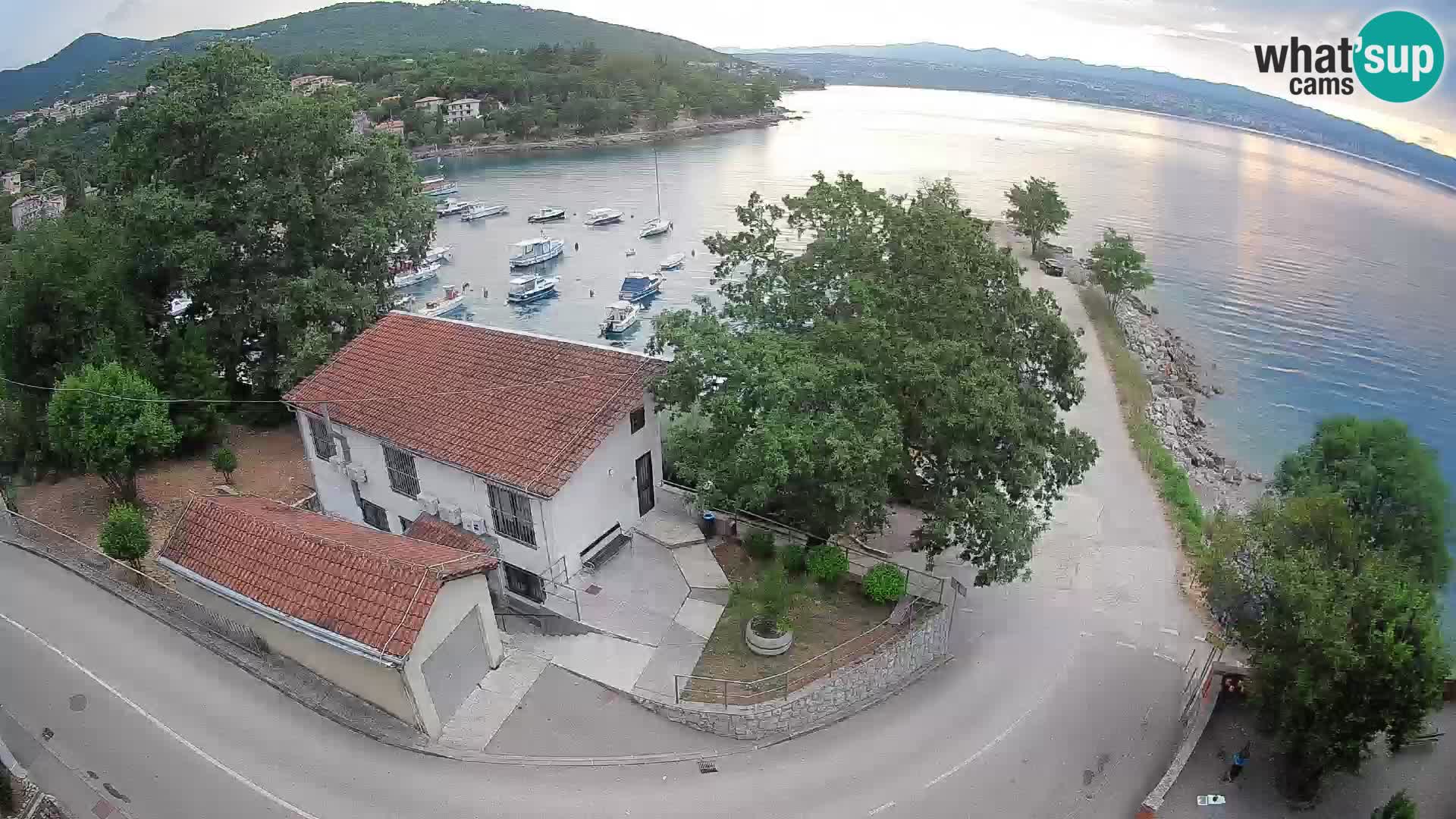 Spletna kamera pristanišče Ika – Pogled v živo na pristanišče in luči Opatije