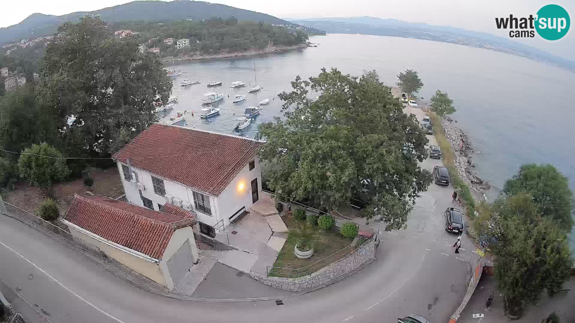 Spletna kamera pristanišče Ika – Pogled v živo na pristanišče in luči Opatije