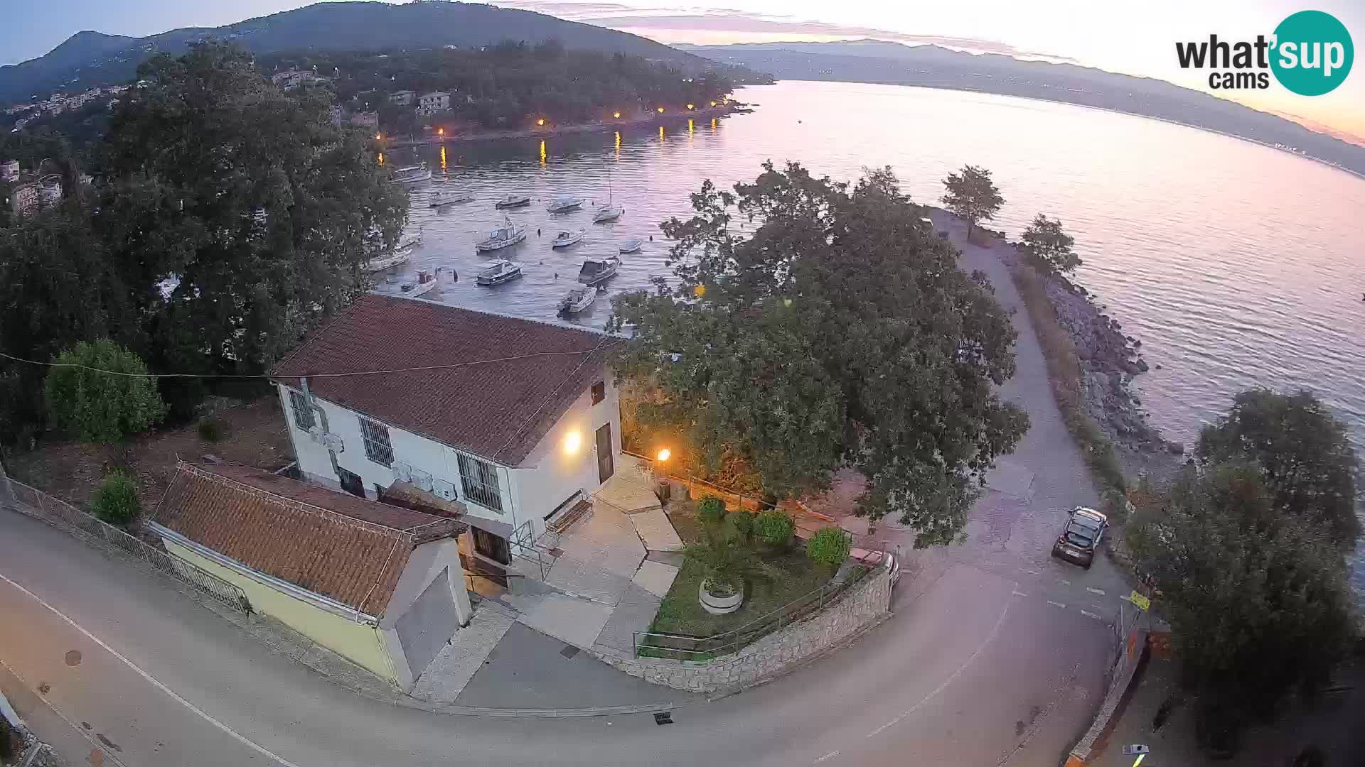 Spletna kamera pristanišče Ika – Pogled v živo na pristanišče in luči Opatije