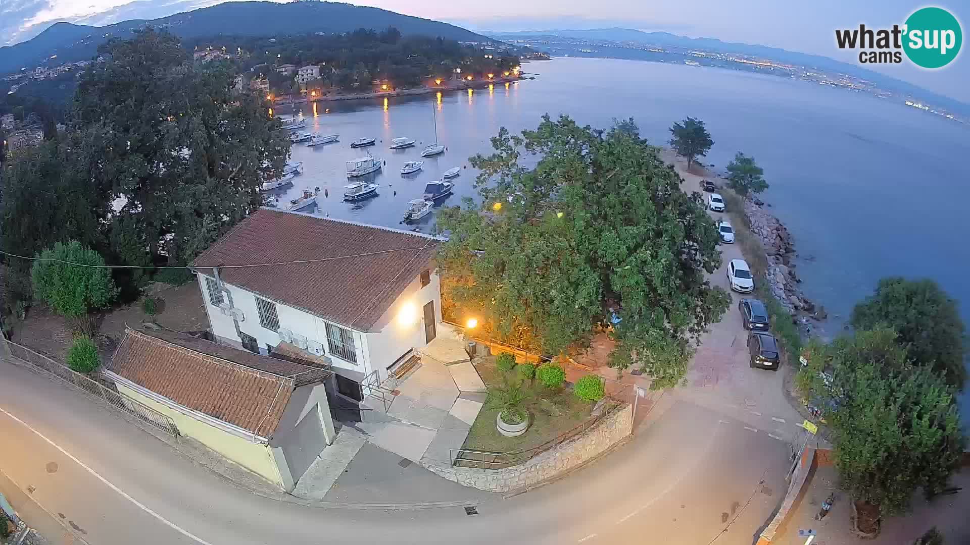 Web kamera luka Ika – Pogled uživo na luku i svjetla Opatije