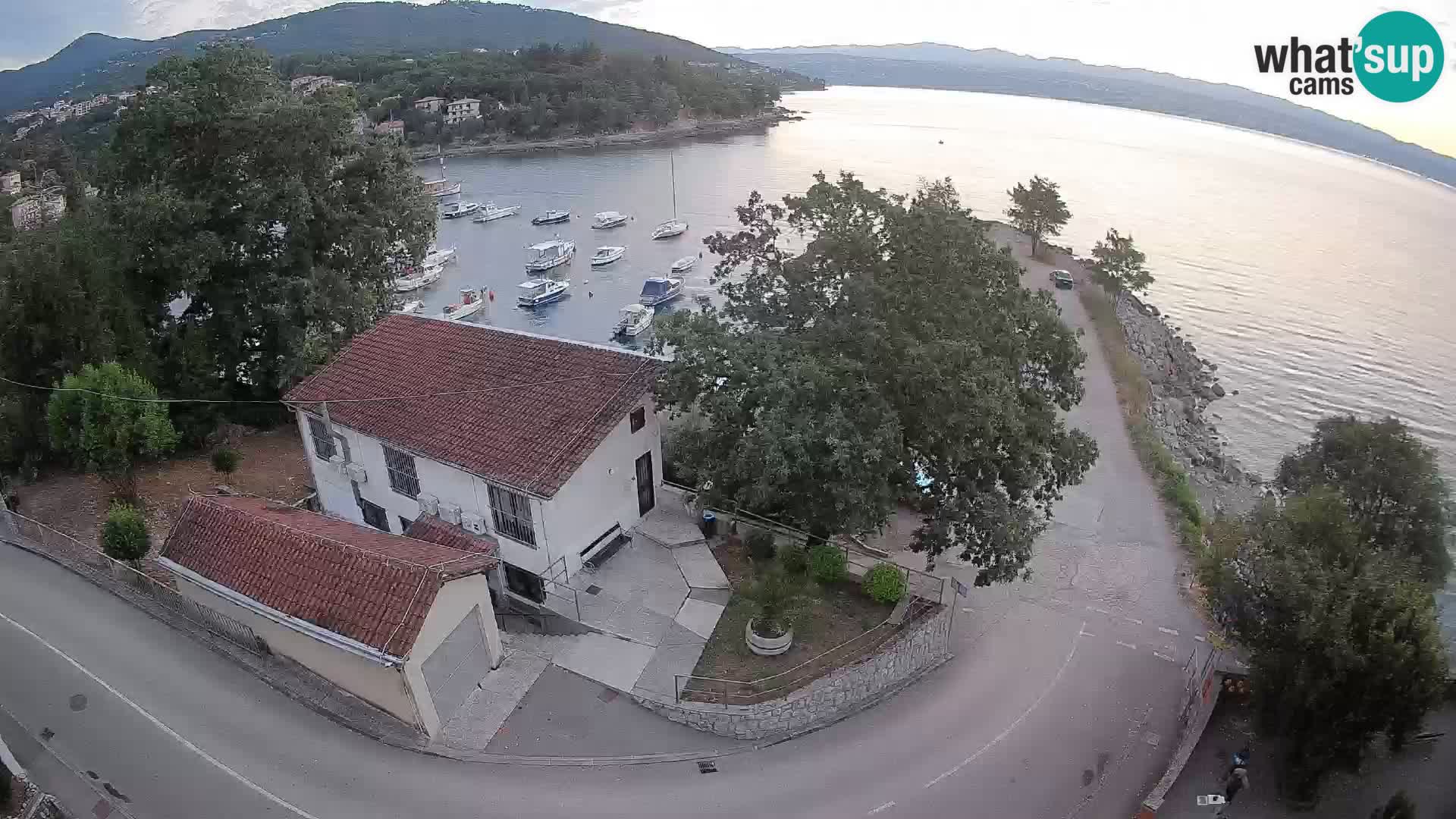 Web kamera luka Ika – Pogled uživo na luku i svjetla Opatije
