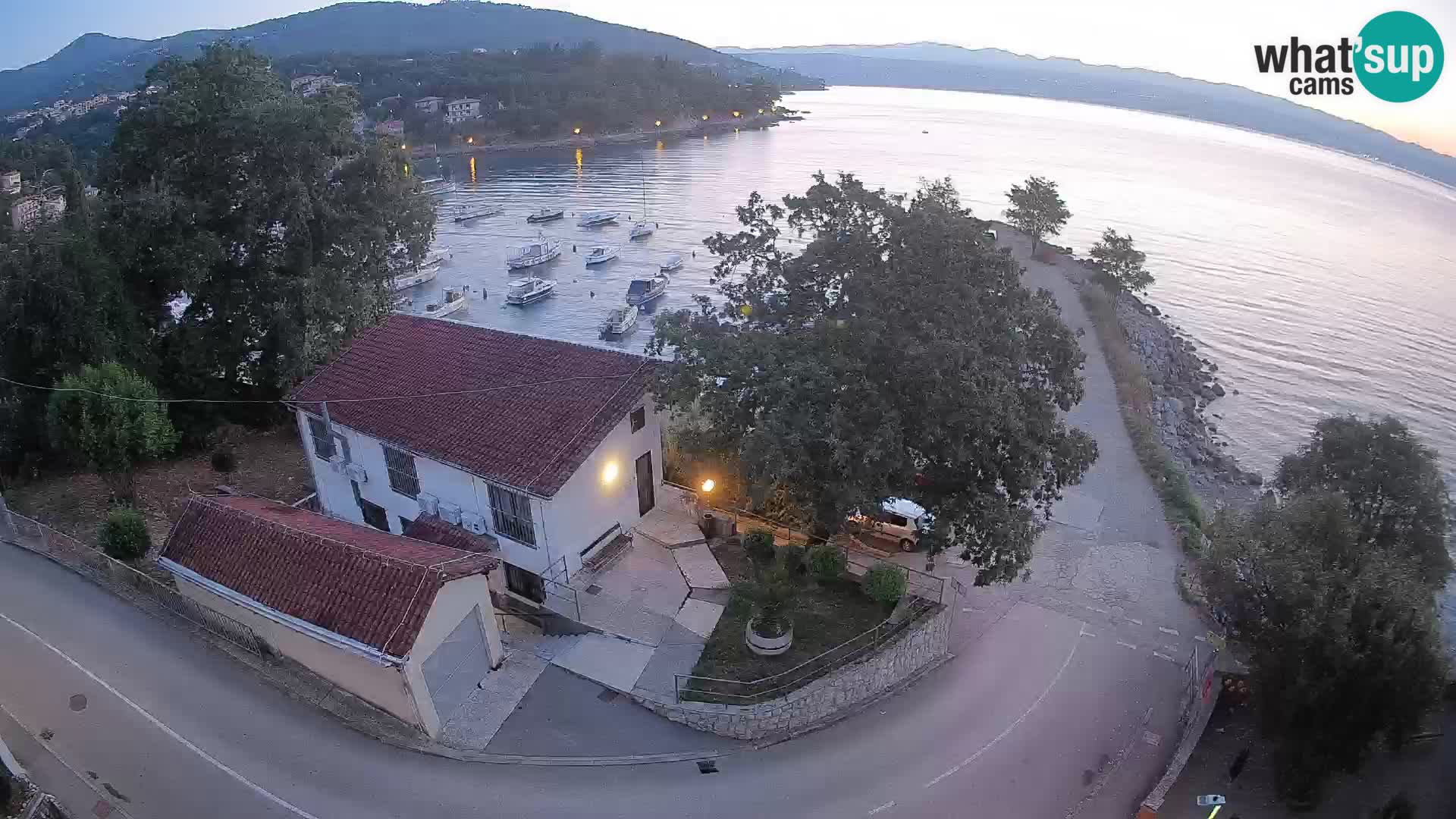 Web kamera luka Ika – Pogled uživo na luku i svjetla Opatije
