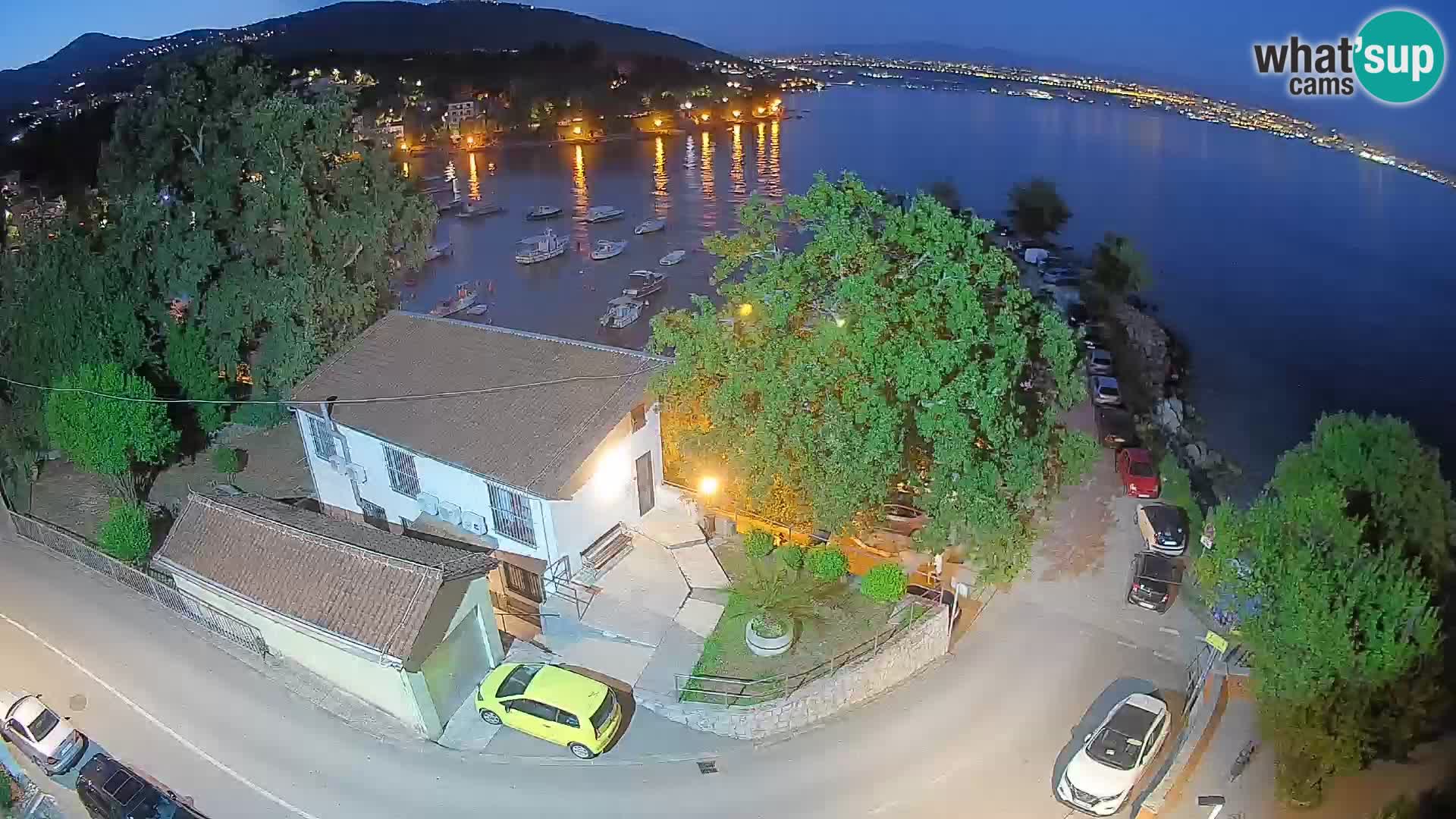 Spletna kamera pristanišče Ika – Pogled v živo na pristanišče in luči Opatije