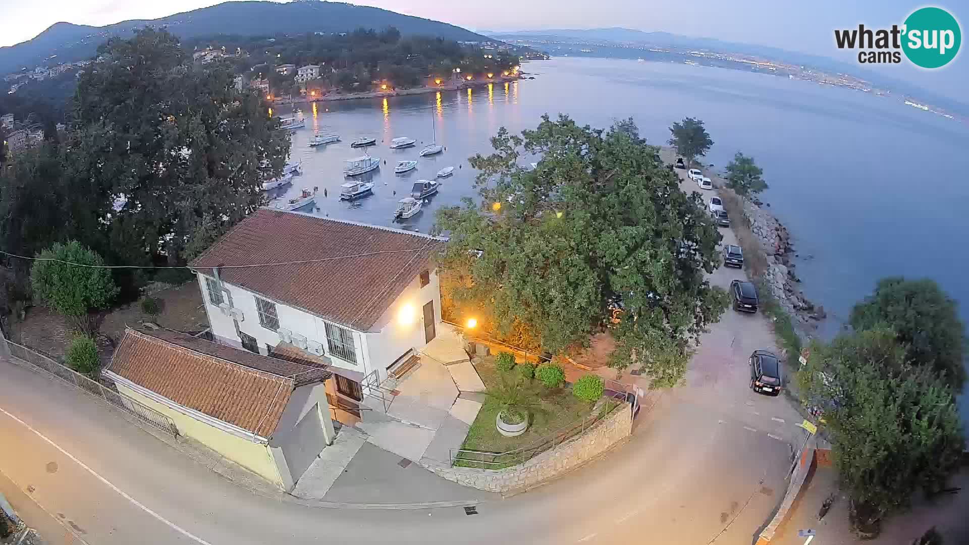 Spletna kamera pristanišče Ika – Pogled v živo na pristanišče in luči Opatije