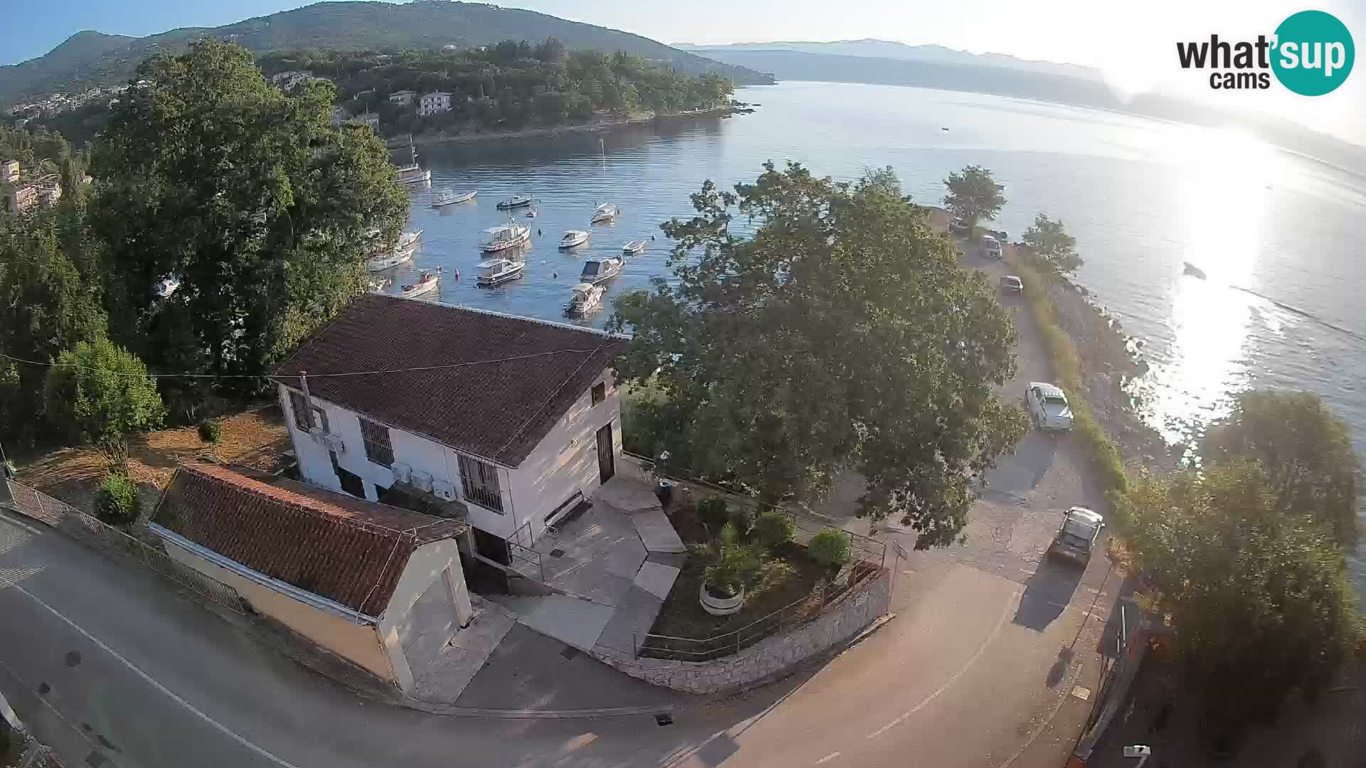 Spletna kamera pristanišče Ika – Pogled v živo na pristanišče in luči Opatije