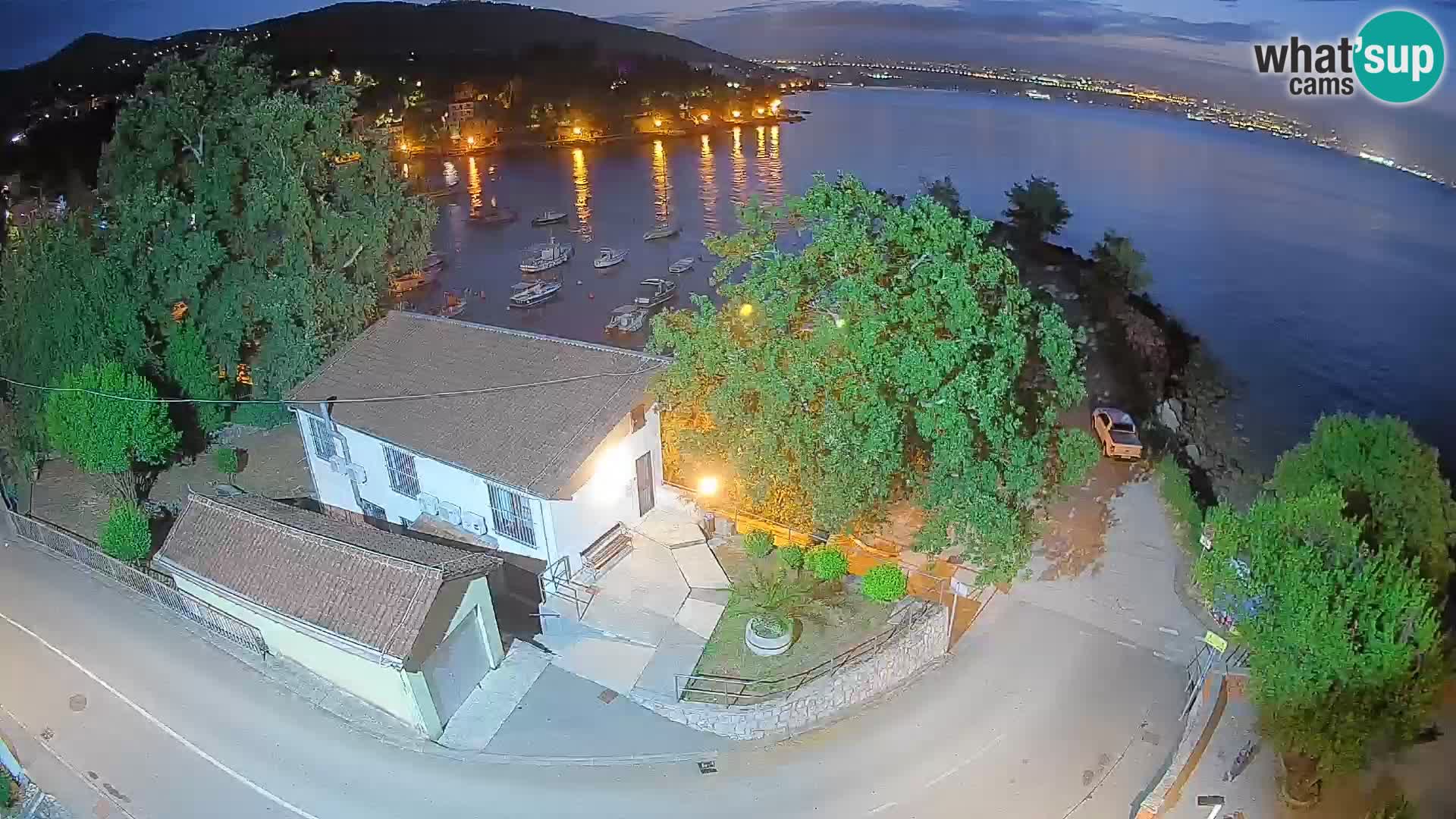 Spletna kamera pristanišče Ika – Pogled v živo na pristanišče in luči Opatije