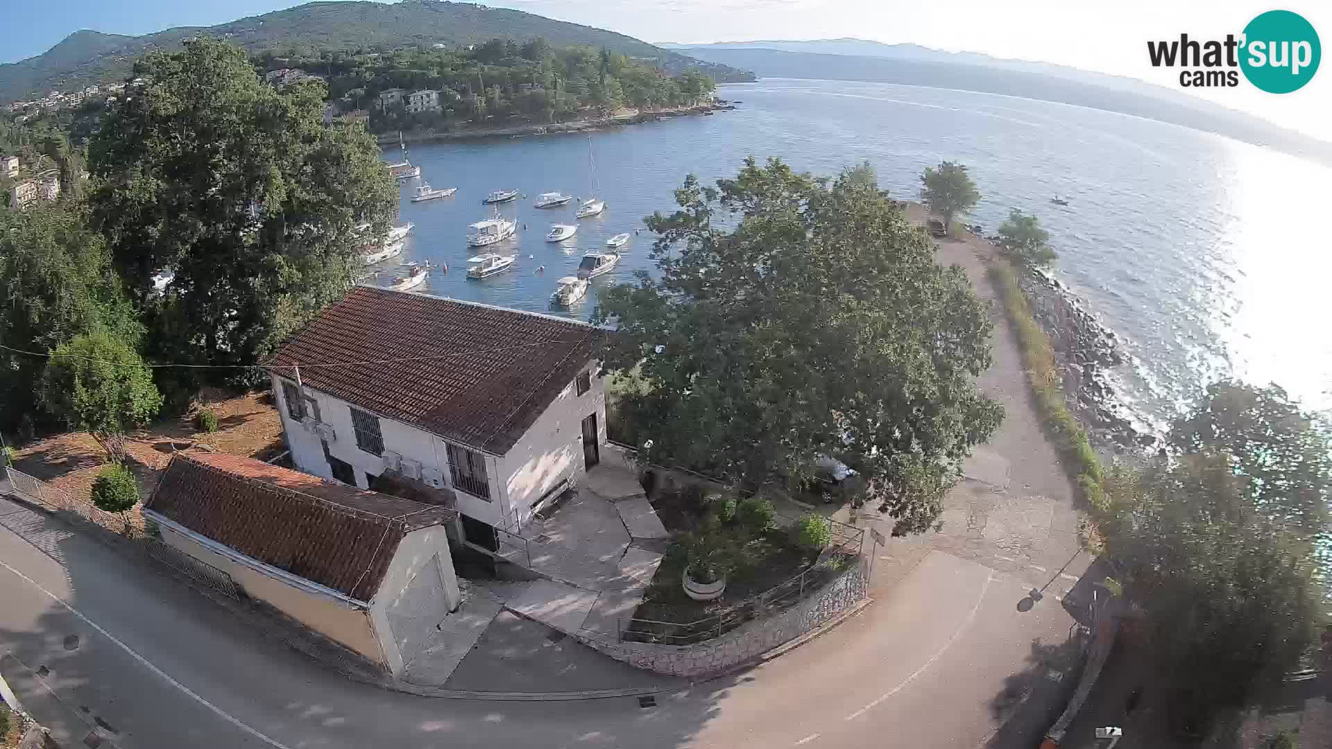 Spletna kamera pristanišče Ika – Pogled v živo na pristanišče in luči Opatije