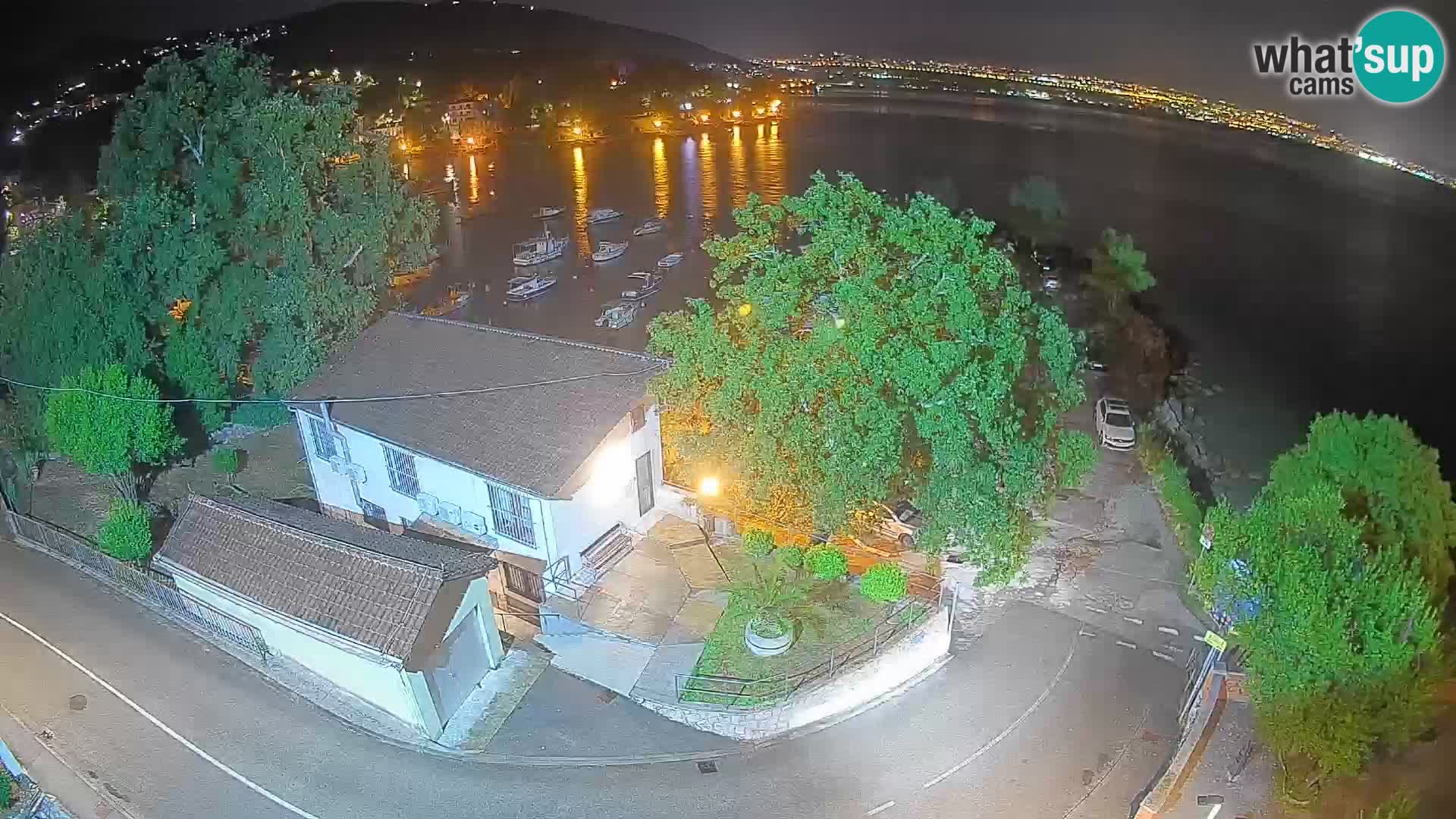 Spletna kamera pristanišče Ika – Pogled v živo na pristanišče in luči Opatije