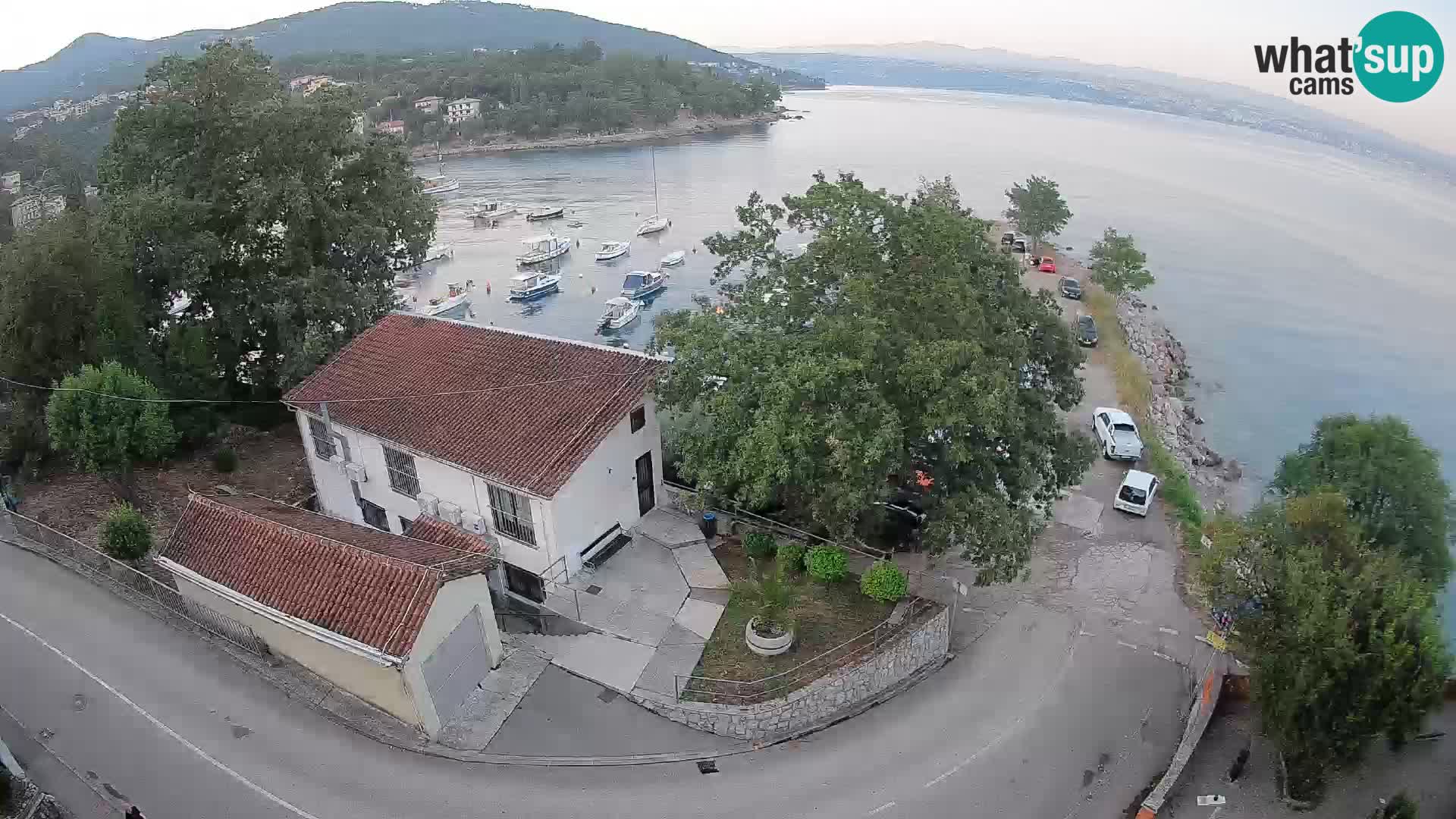 Spletna kamera pristanišče Ika – Pogled v živo na pristanišče in luči Opatije