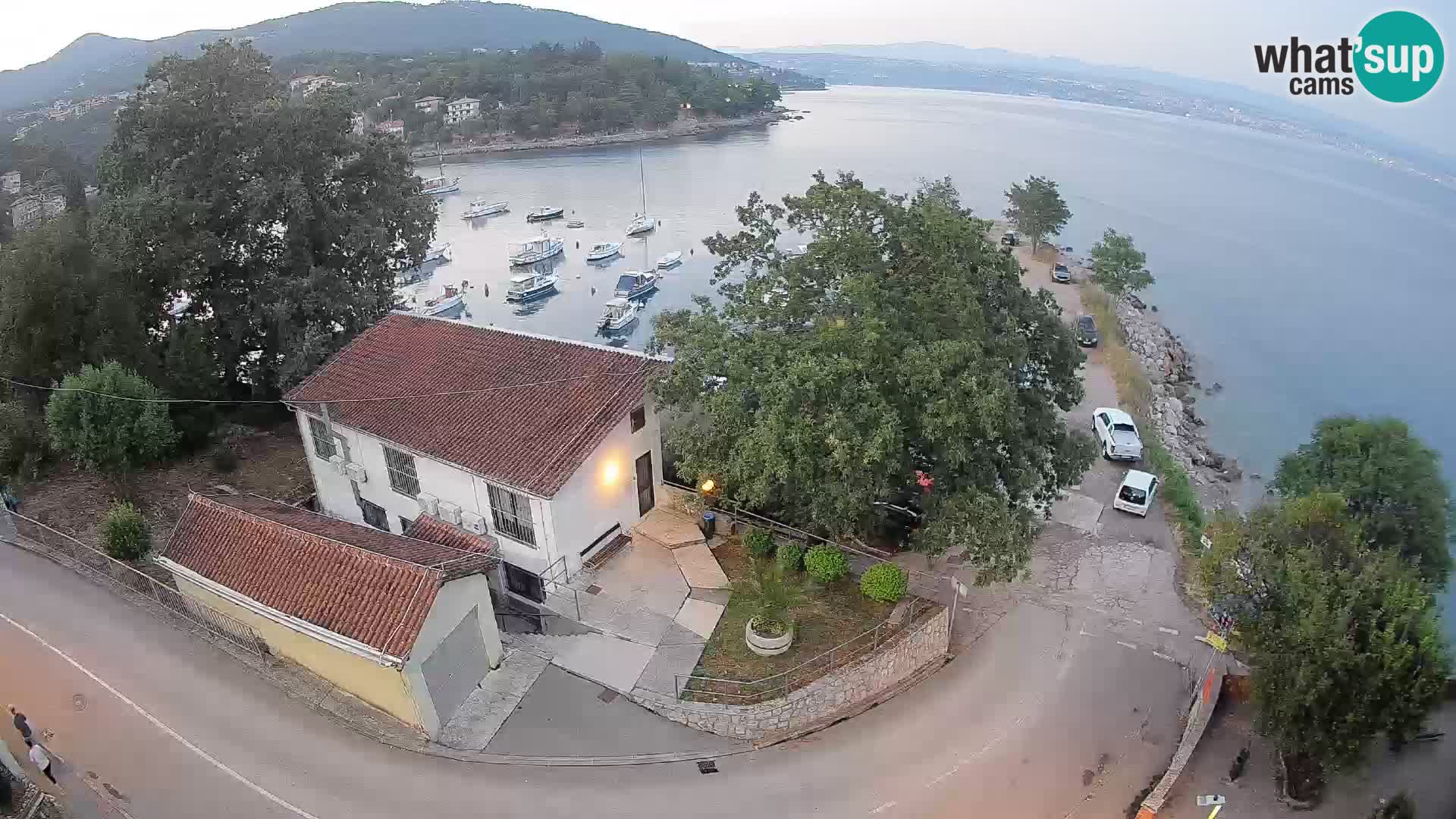 Spletna kamera pristanišče Ika – Pogled v živo na pristanišče in luči Opatije