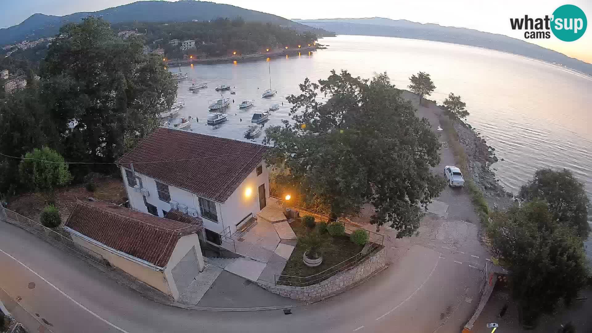 Spletna kamera pristanišče Ika – Pogled v živo na pristanišče in luči Opatije