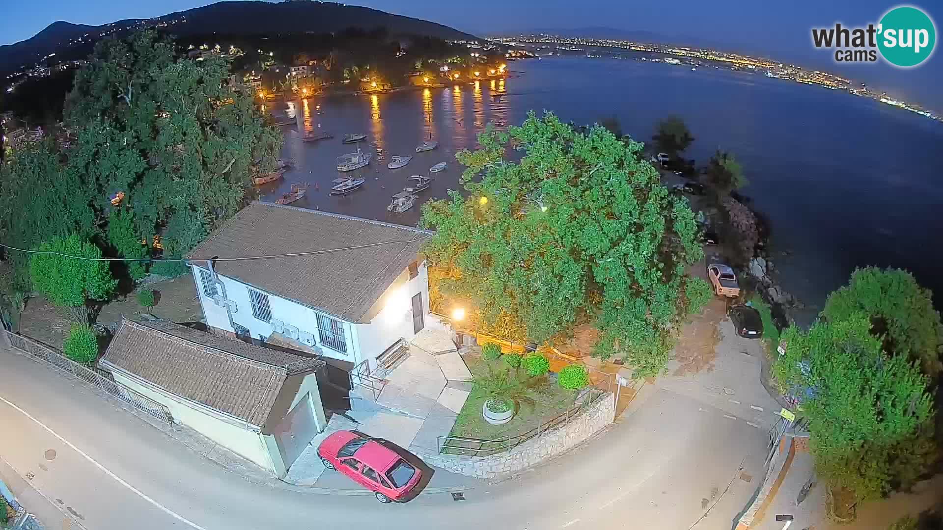 Spletna kamera pristanišče Ika – Pogled v živo na pristanišče in luči Opatije