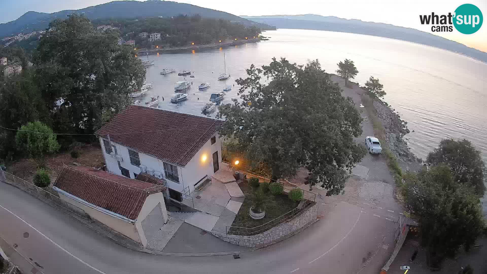 Spletna kamera pristanišče Ika – Pogled v živo na pristanišče in luči Opatije