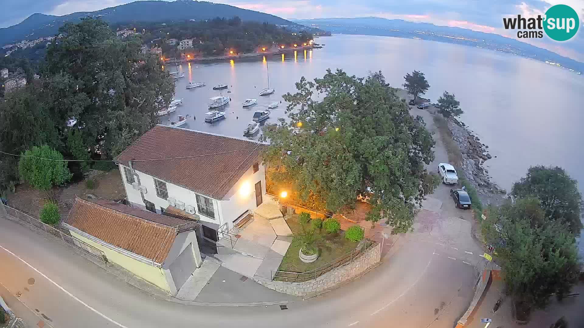 Spletna kamera pristanišče Ika – Pogled v živo na pristanišče in luči Opatije