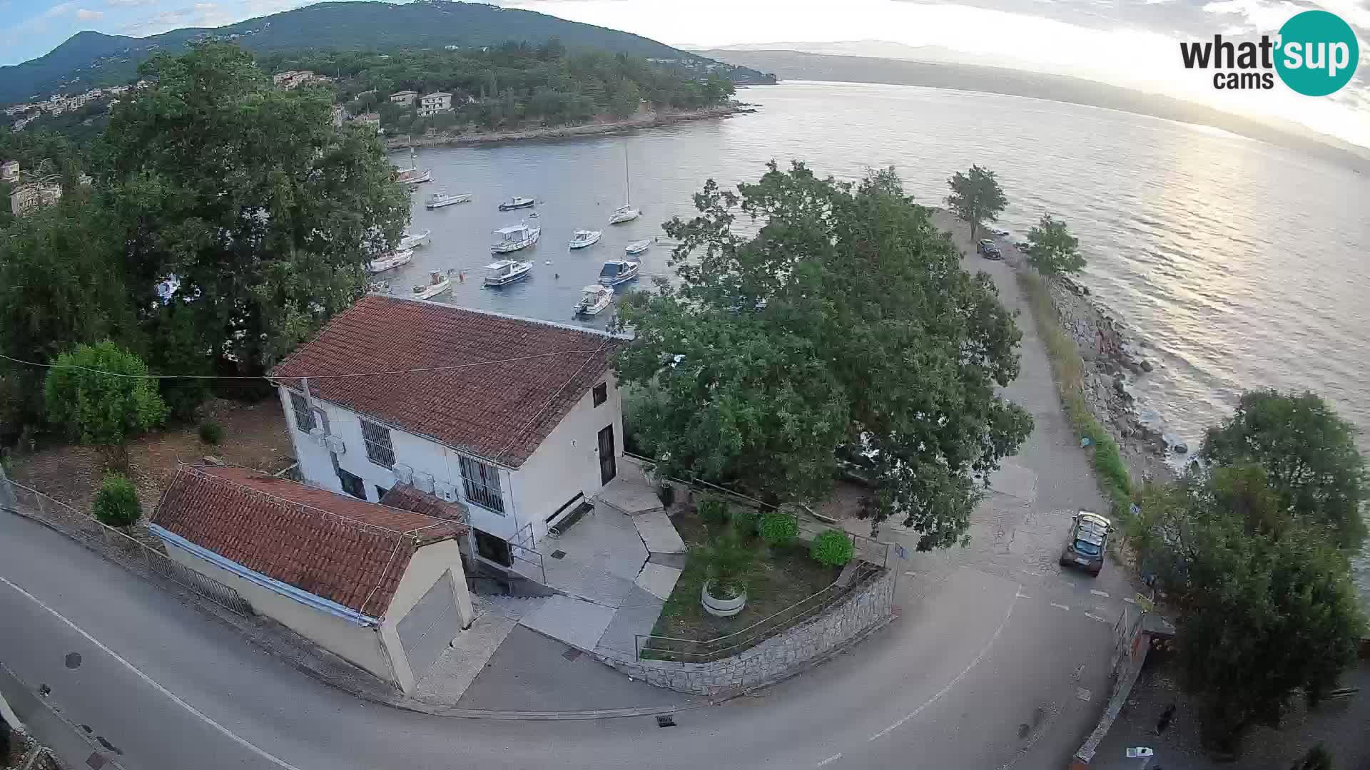 Spletna kamera pristanišče Ika – Pogled v živo na pristanišče in luči Opatije