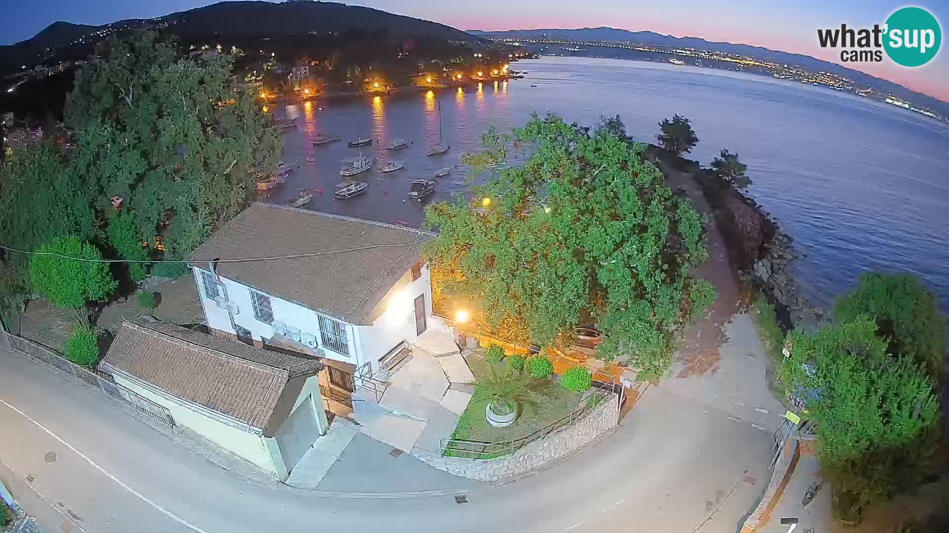 Web kamera luka Ika – Pogled uživo na luku i svjetla Opatije