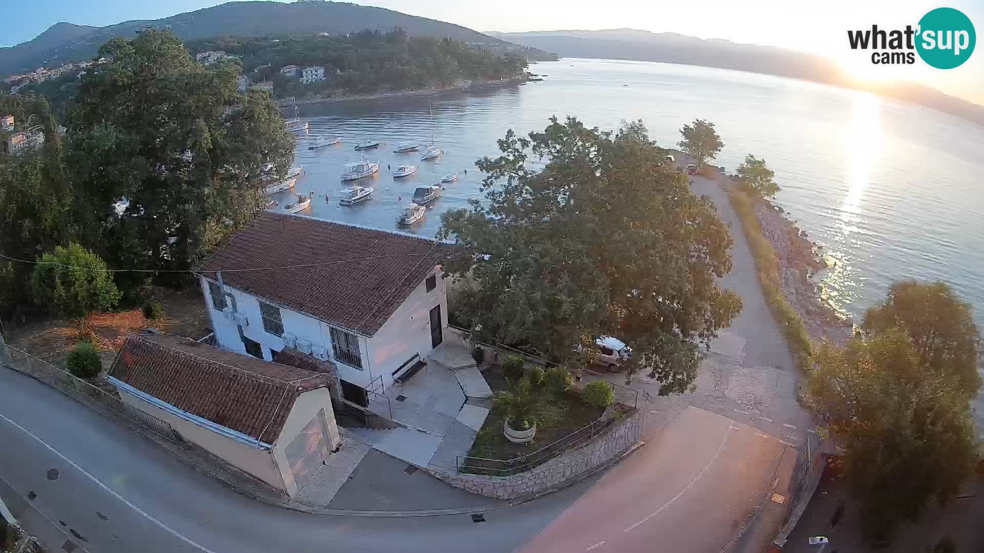 Spletna kamera pristanišče Ika – Pogled v živo na pristanišče in luči Opatije