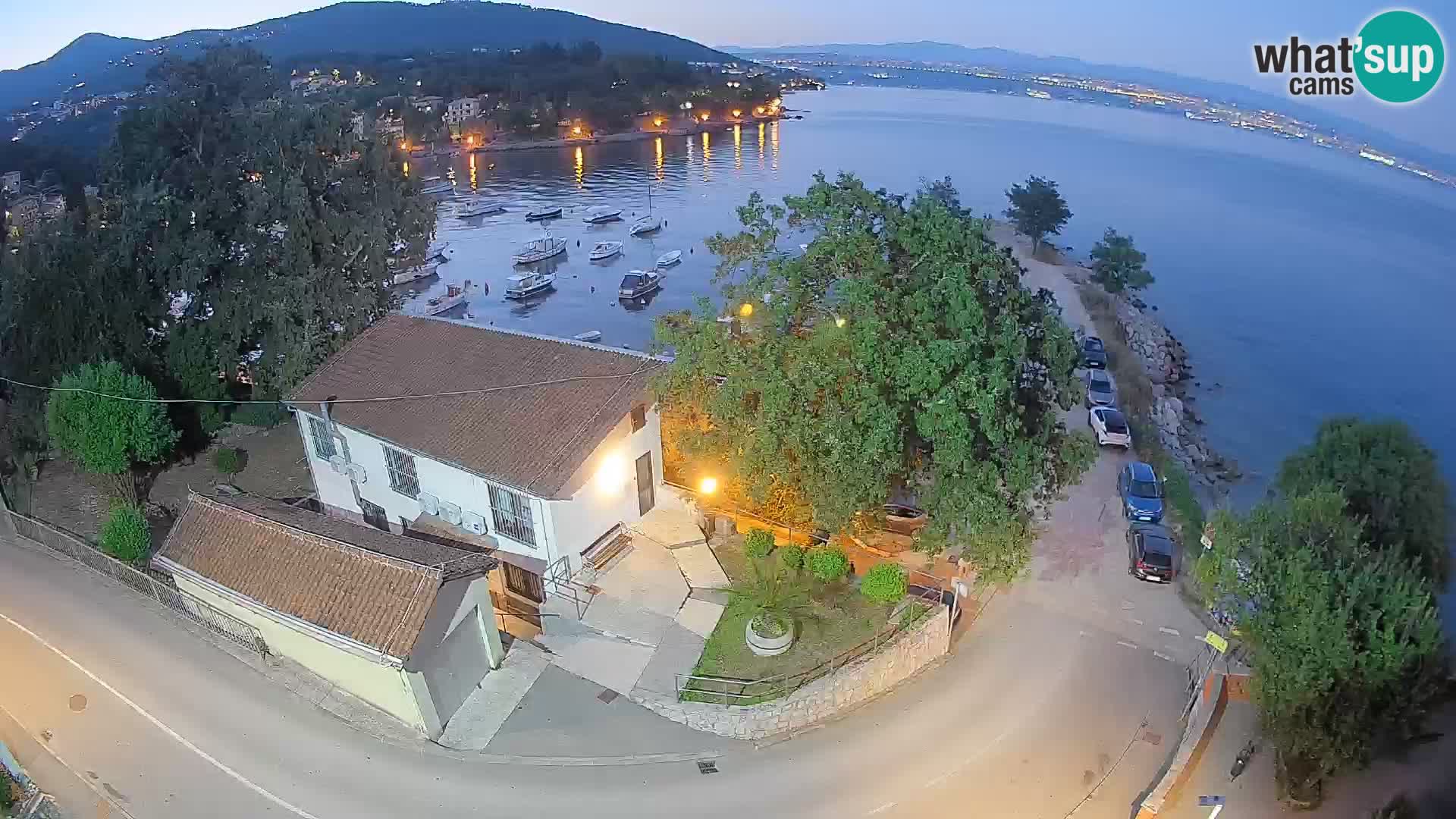 Spletna kamera pristanišče Ika – Pogled v živo na pristanišče in luči Opatije