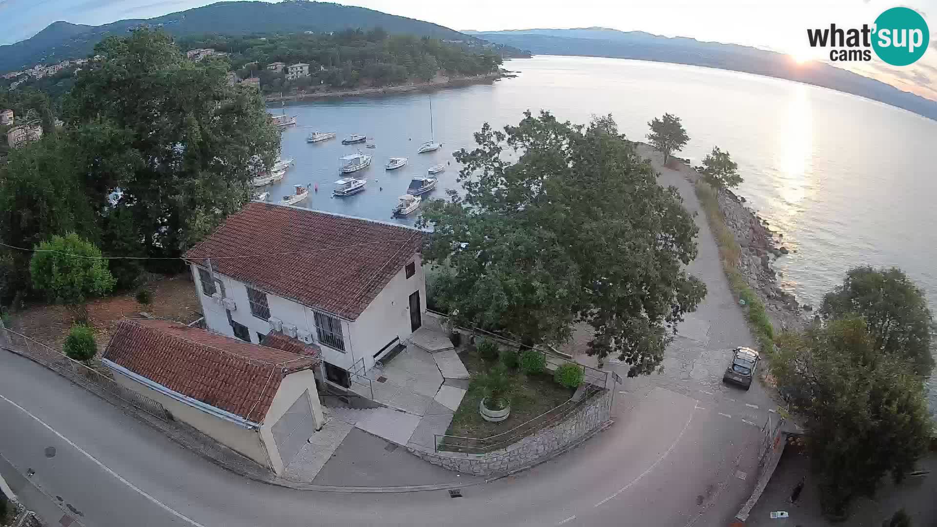 Spletna kamera pristanišče Ika – Pogled v živo na pristanišče in luči Opatije