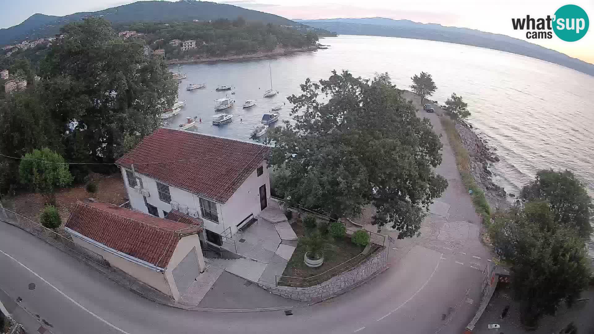 Spletna kamera pristanišče Ika – Pogled v živo na pristanišče in luči Opatije