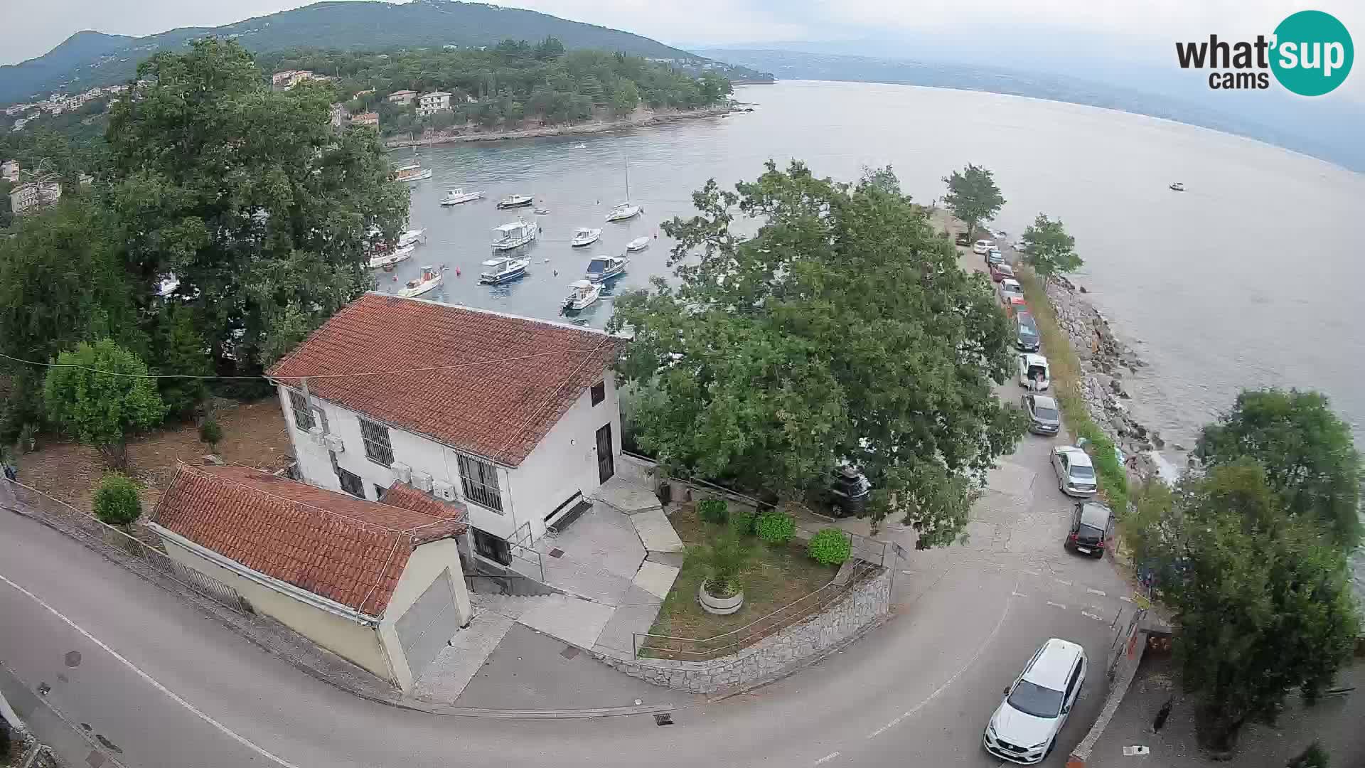 Spletna kamera pristanišče Ika – Pogled v živo na pristanišče in luči Opatije