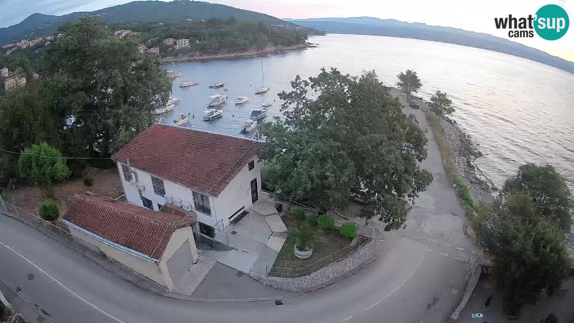 Spletna kamera pristanišče Ika – Pogled v živo na pristanišče in luči Opatije