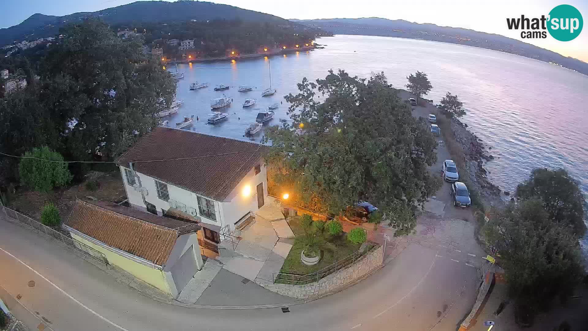 Web kamera luka Ika – Pogled uživo na luku i svjetla Opatije
