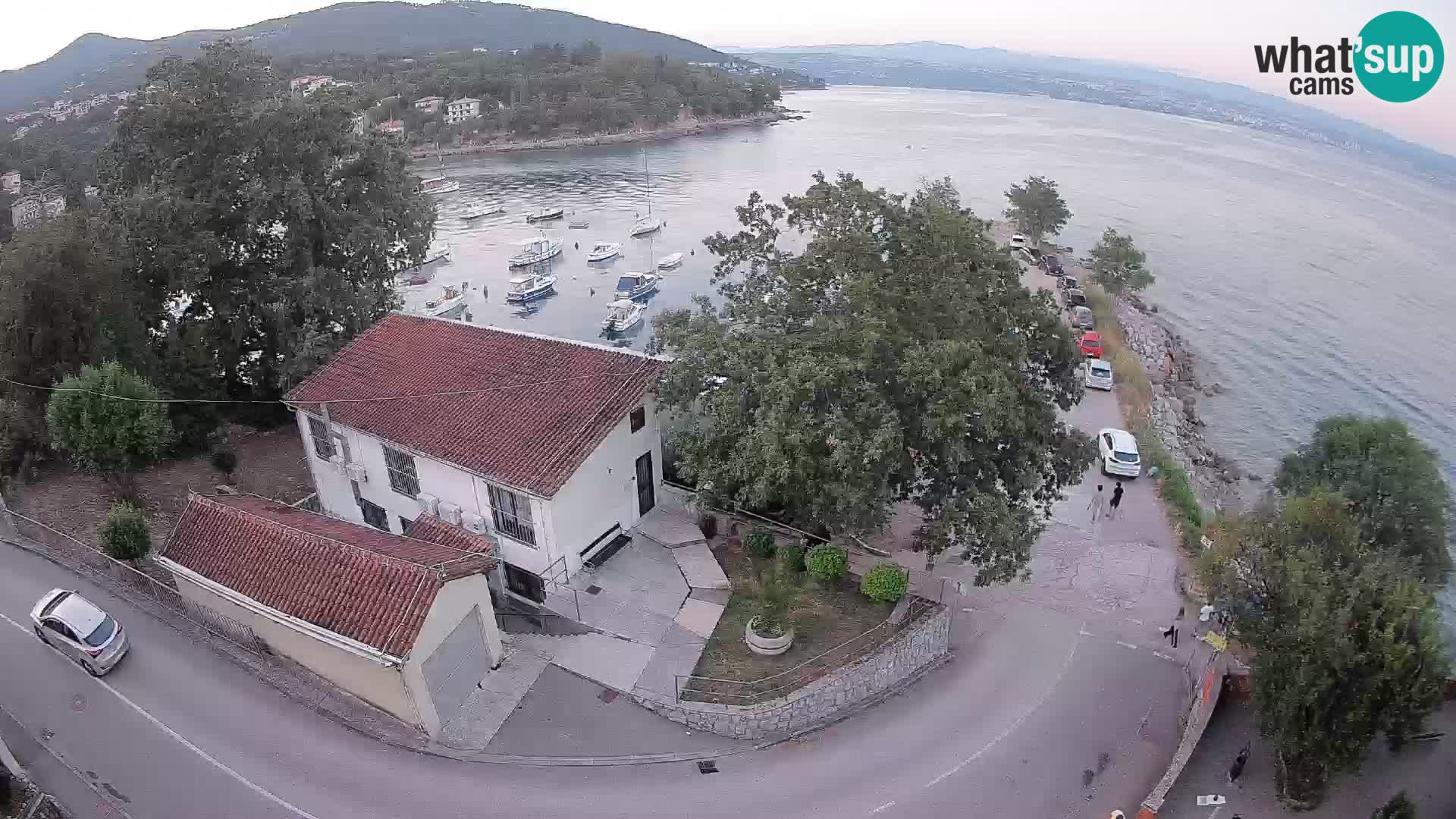 Spletna kamera pristanišče Ika – Pogled v živo na pristanišče in luči Opatije