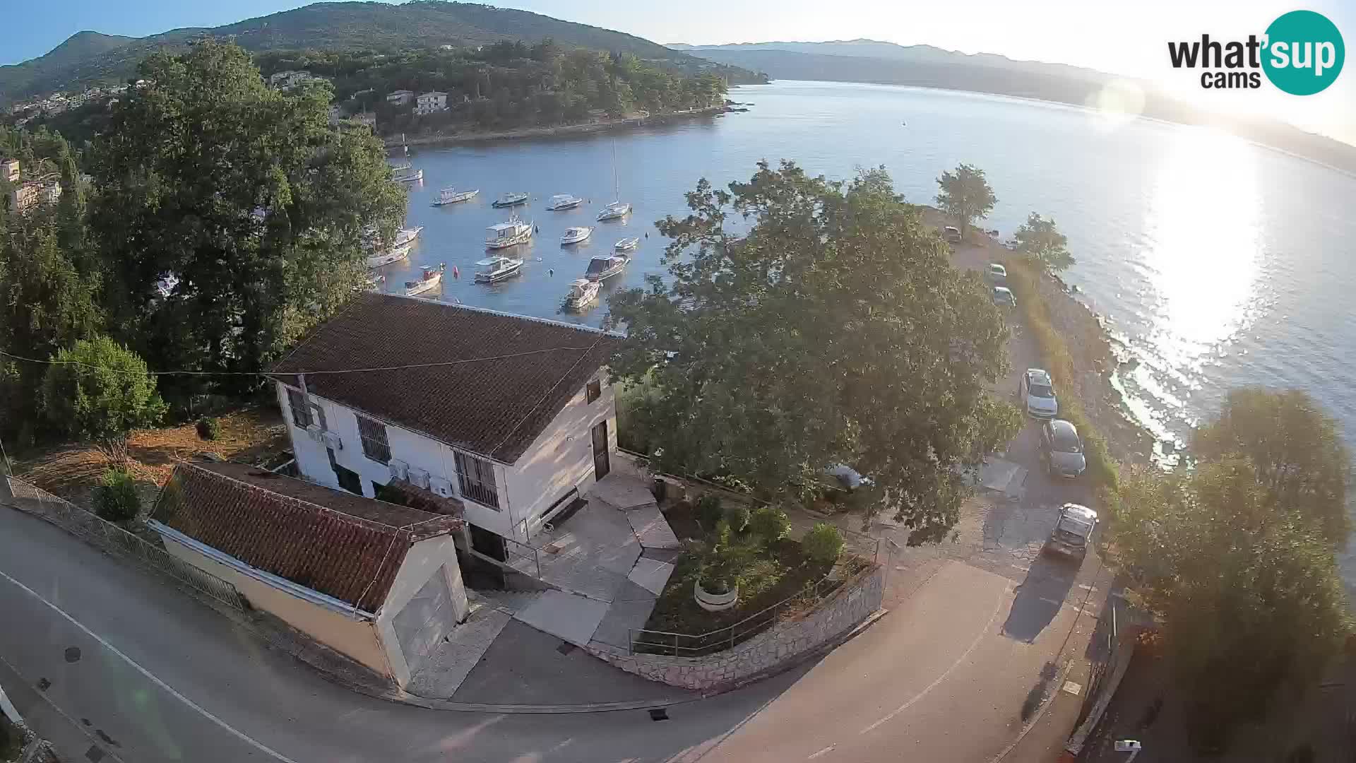 Spletna kamera pristanišče Ika – Pogled v živo na pristanišče in luči Opatije