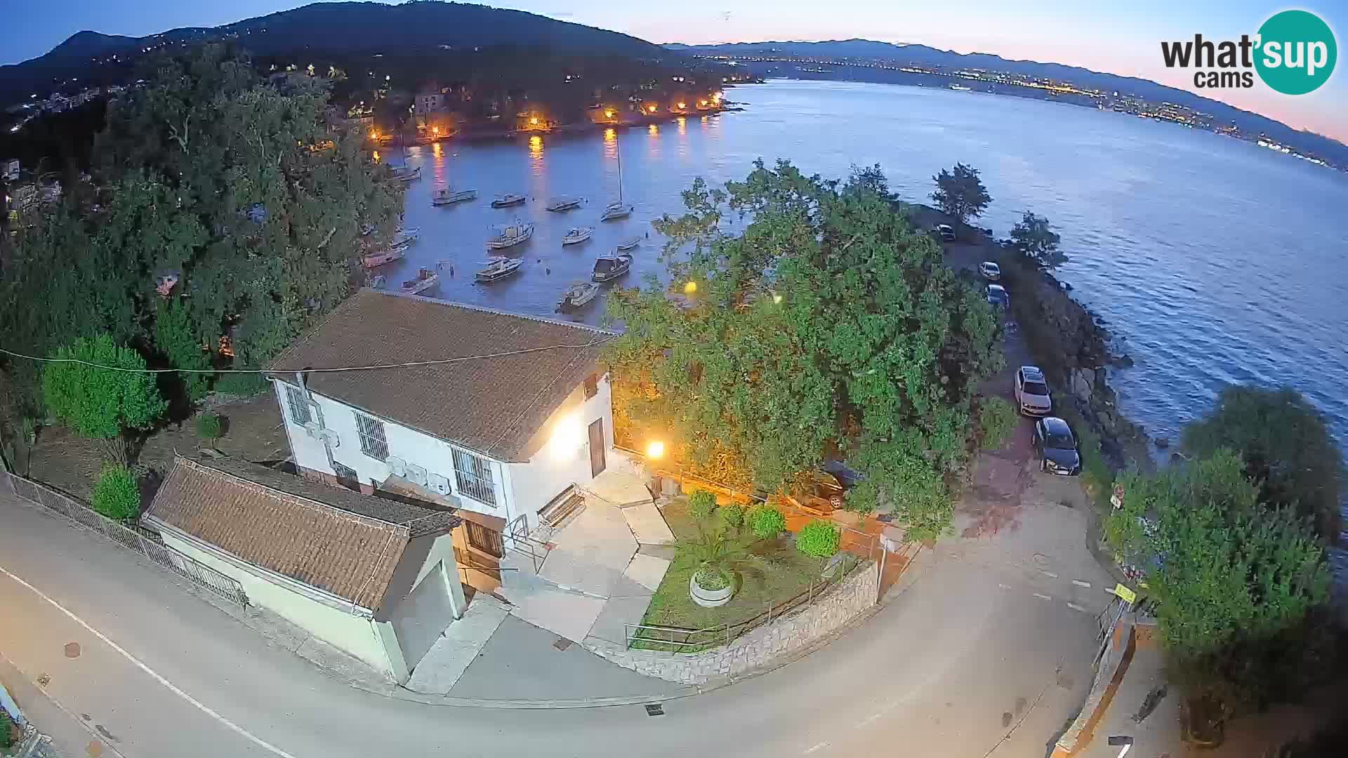Spletna kamera pristanišče Ika – Pogled v živo na pristanišče in luči Opatije