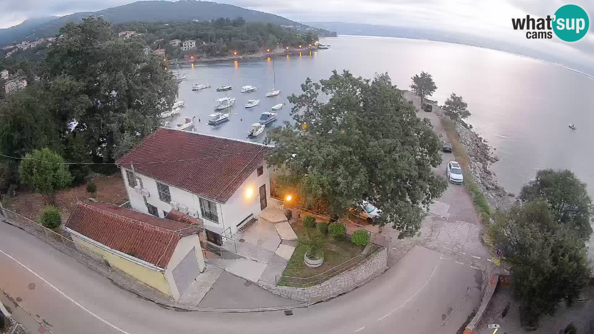 Web kamera luka Ika – Pogled uživo na luku i svjetla Opatije