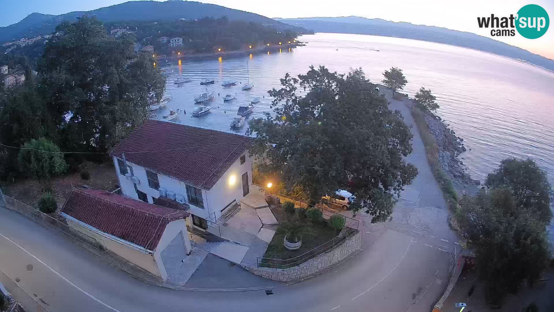 Spletna kamera pristanišče Ika – Pogled v živo na pristanišče in luči Opatije