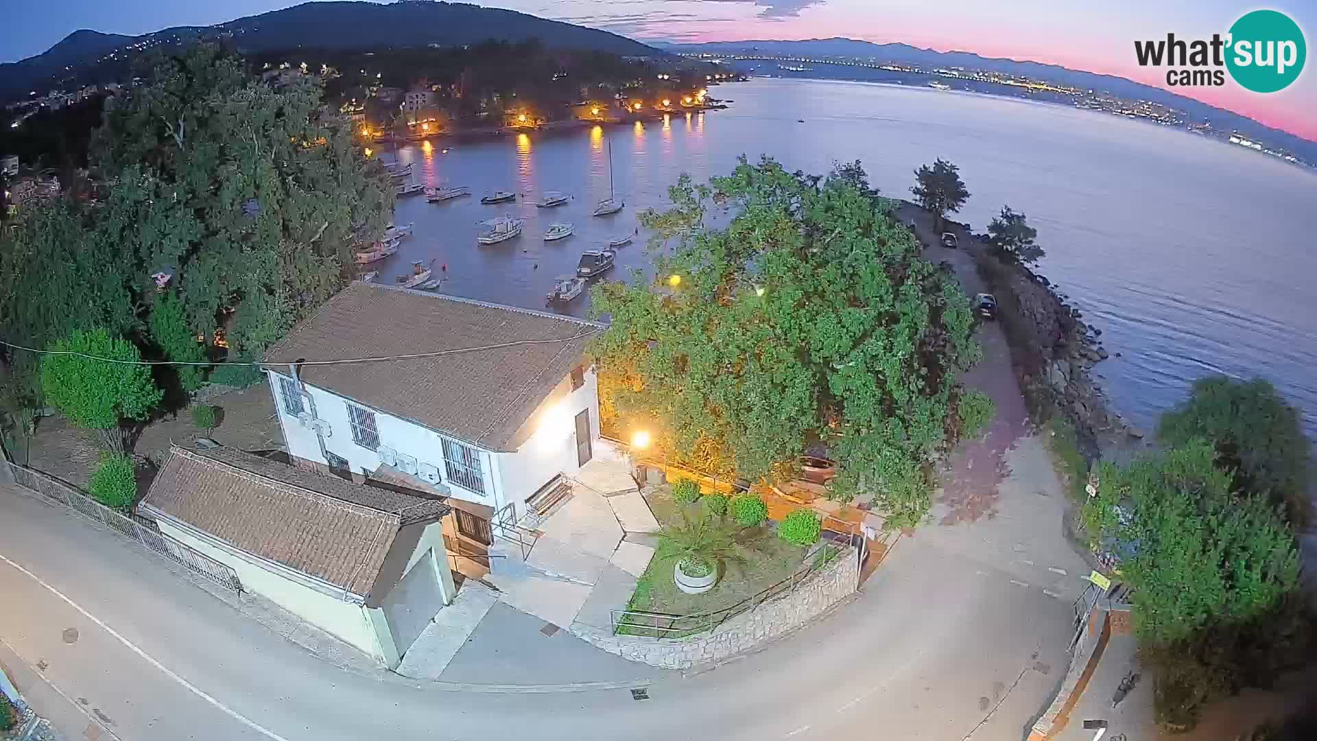 Spletna kamera pristanišče Ika – Pogled v živo na pristanišče in luči Opatije