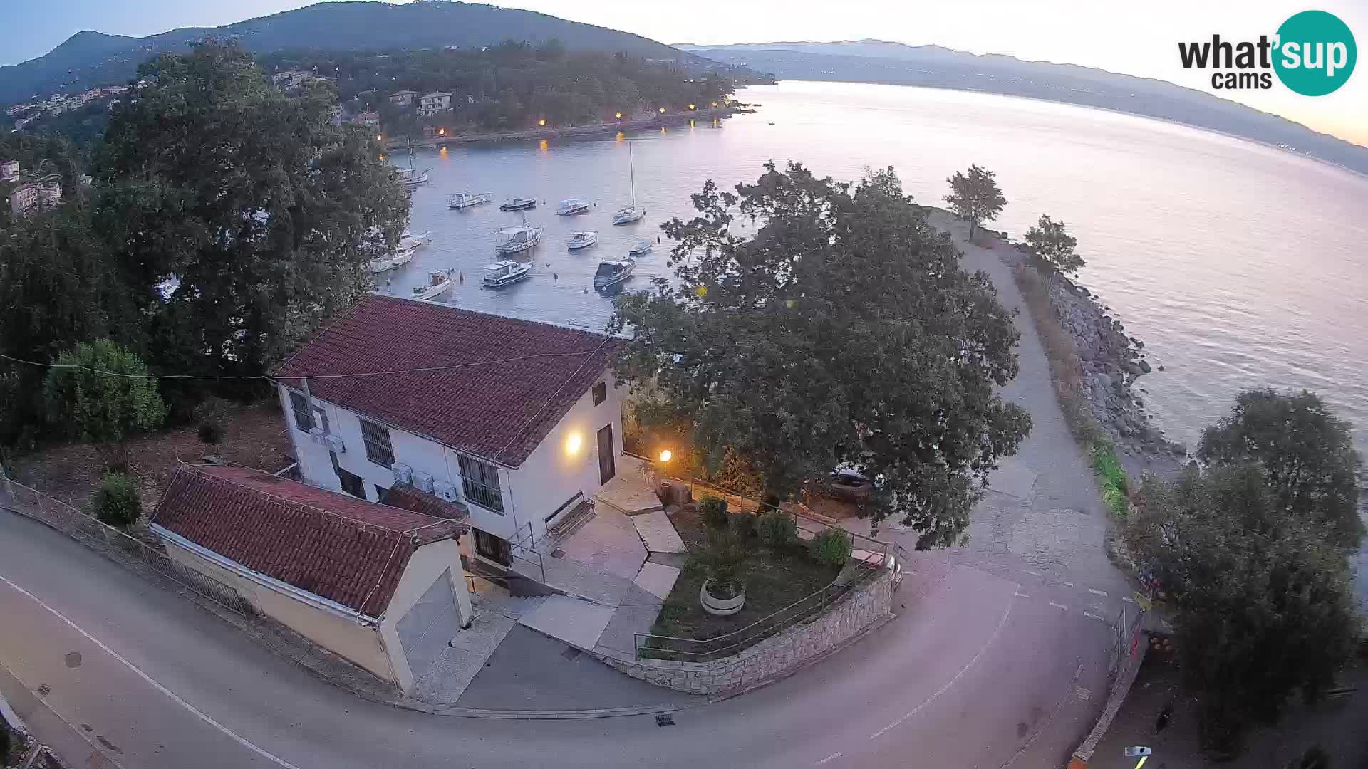 Web kamera luka Ika – Pogled uživo na luku i svjetla Opatije
