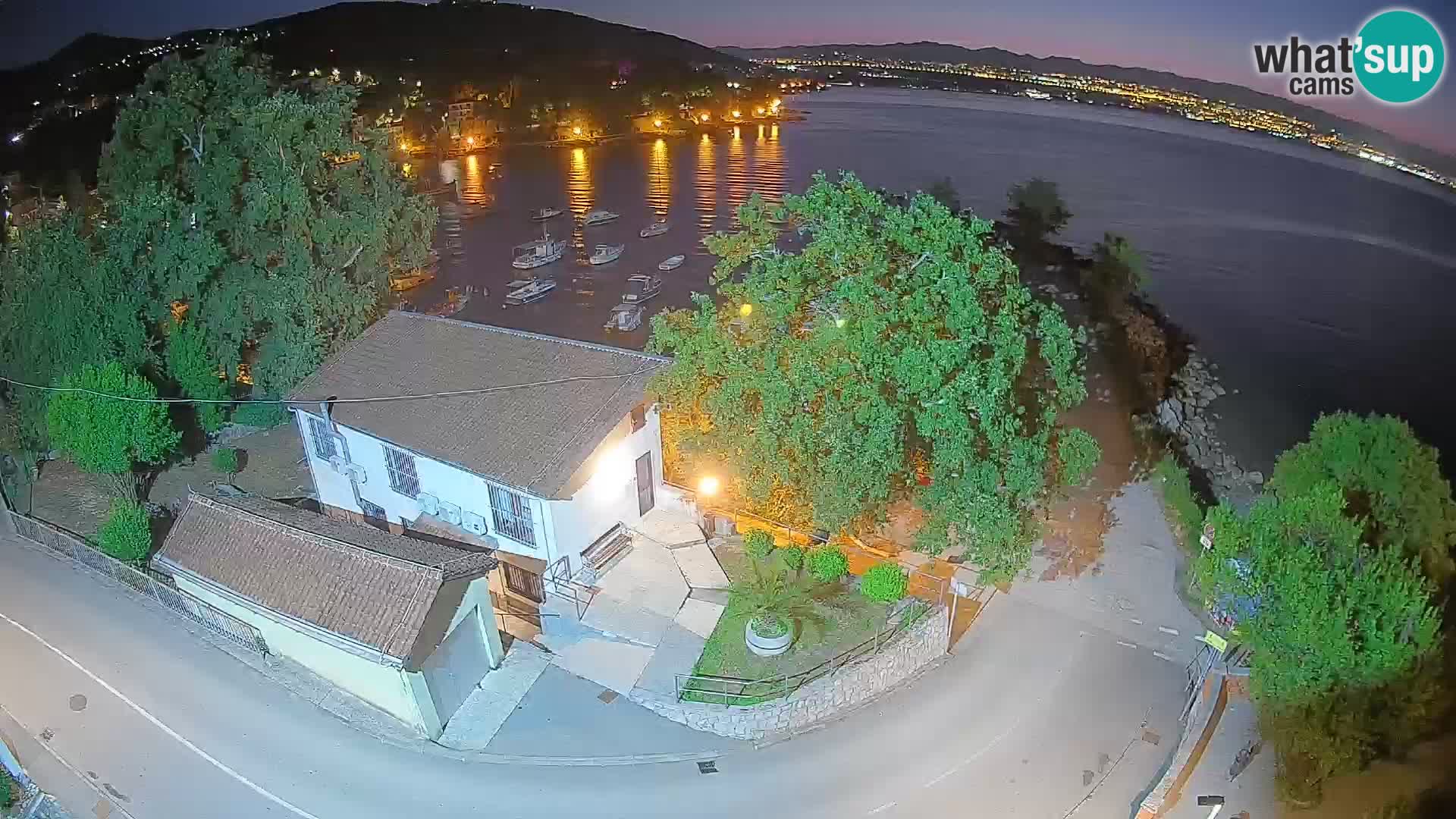 Spletna kamera pristanišče Ika – Pogled v živo na pristanišče in luči Opatije