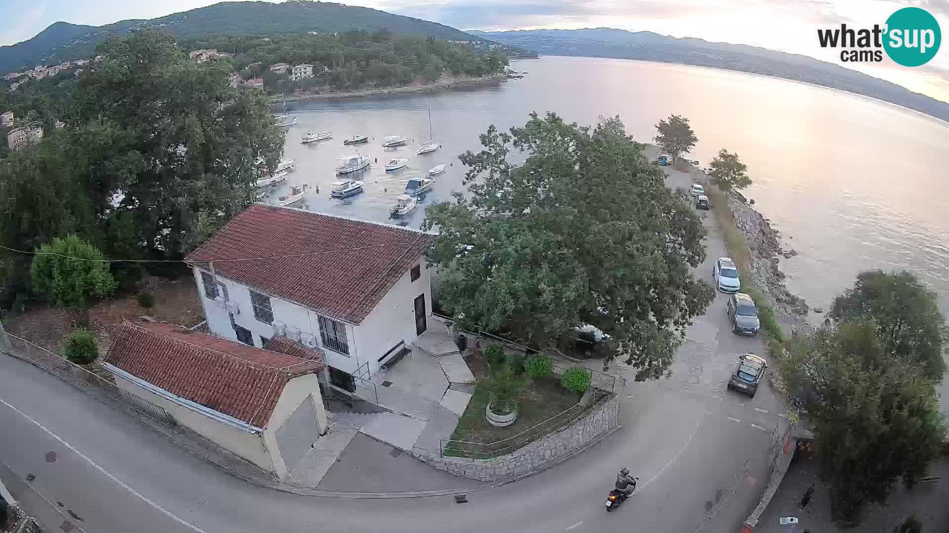 Web kamera luka Ika – Pogled uživo na luku i svjetla Opatije