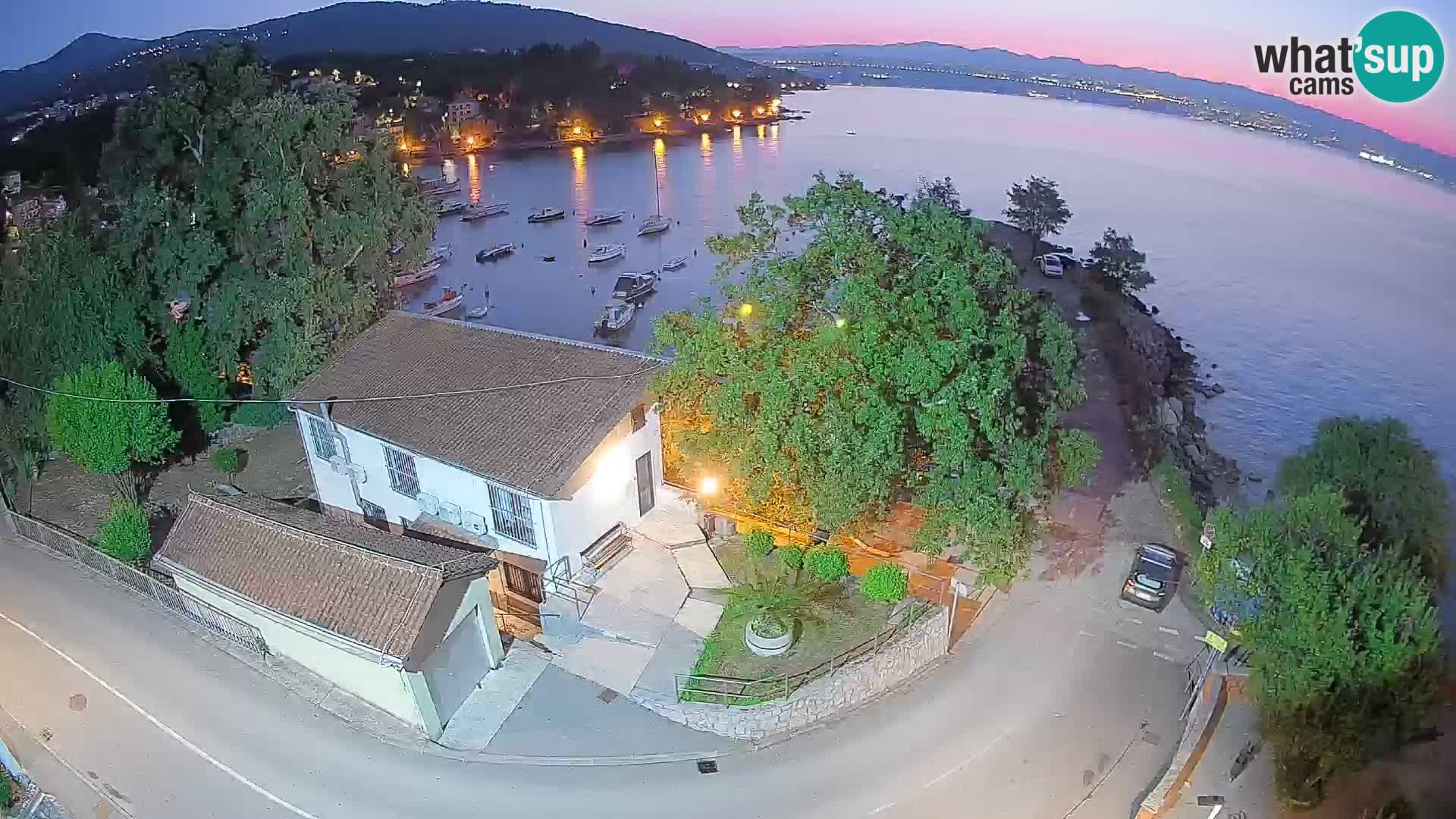 Web kamera luka Ika – Pogled uživo na luku i svjetla Opatije