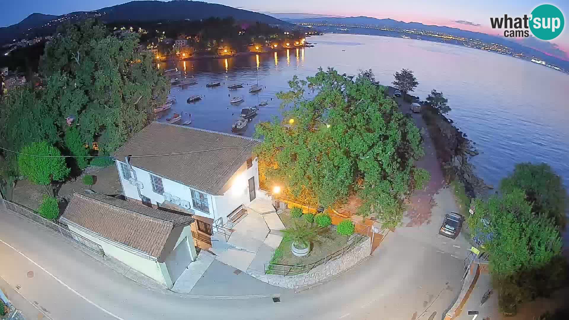 Spletna kamera pristanišče Ika – Pogled v živo na pristanišče in luči Opatije