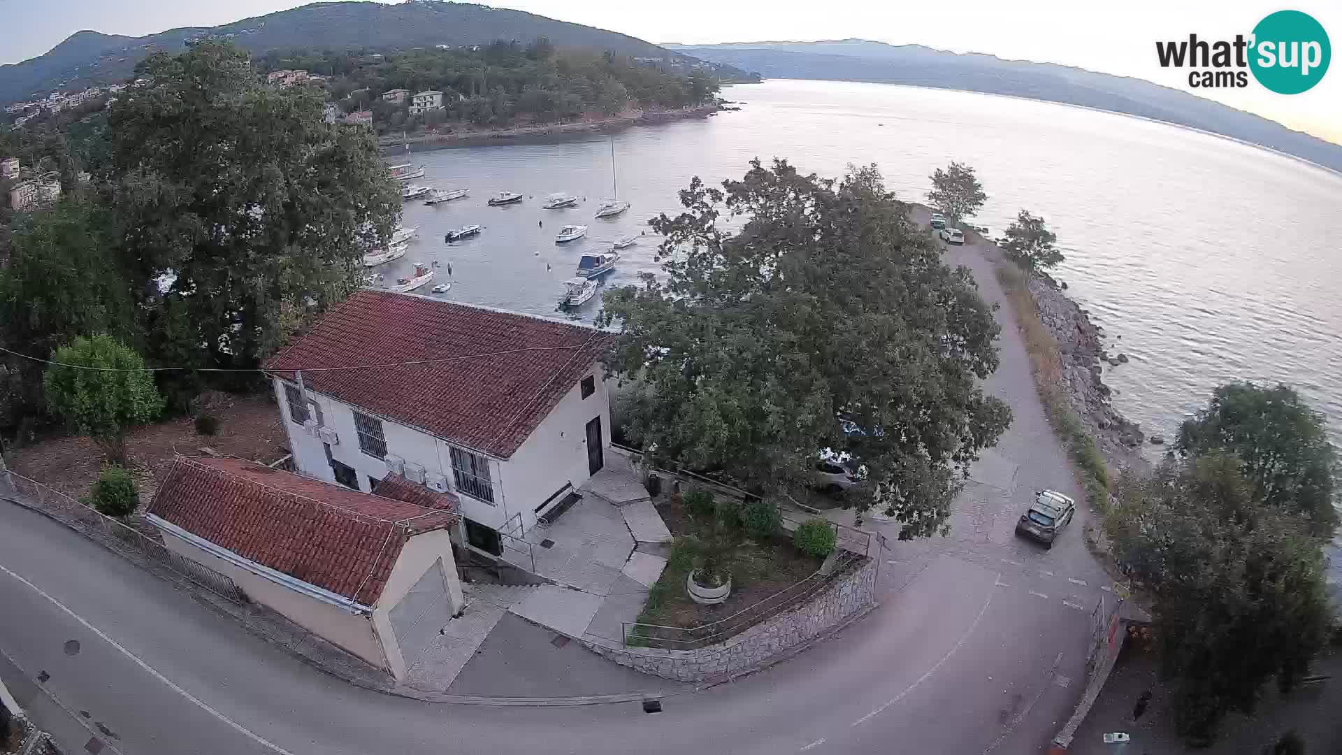 Web kamera luka Ika – Pogled uživo na luku i svjetla Opatije