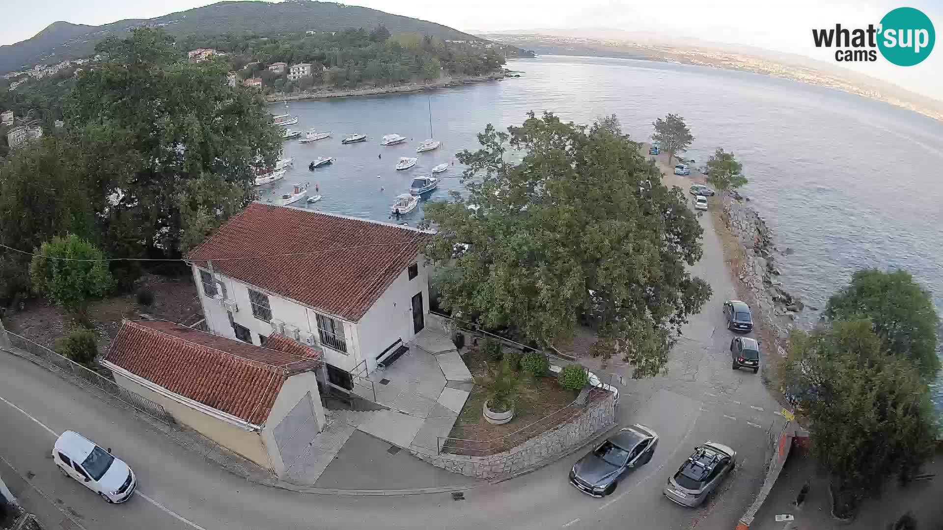 Spletna kamera pristanišče Ika – Pogled v živo na pristanišče in luči Opatije