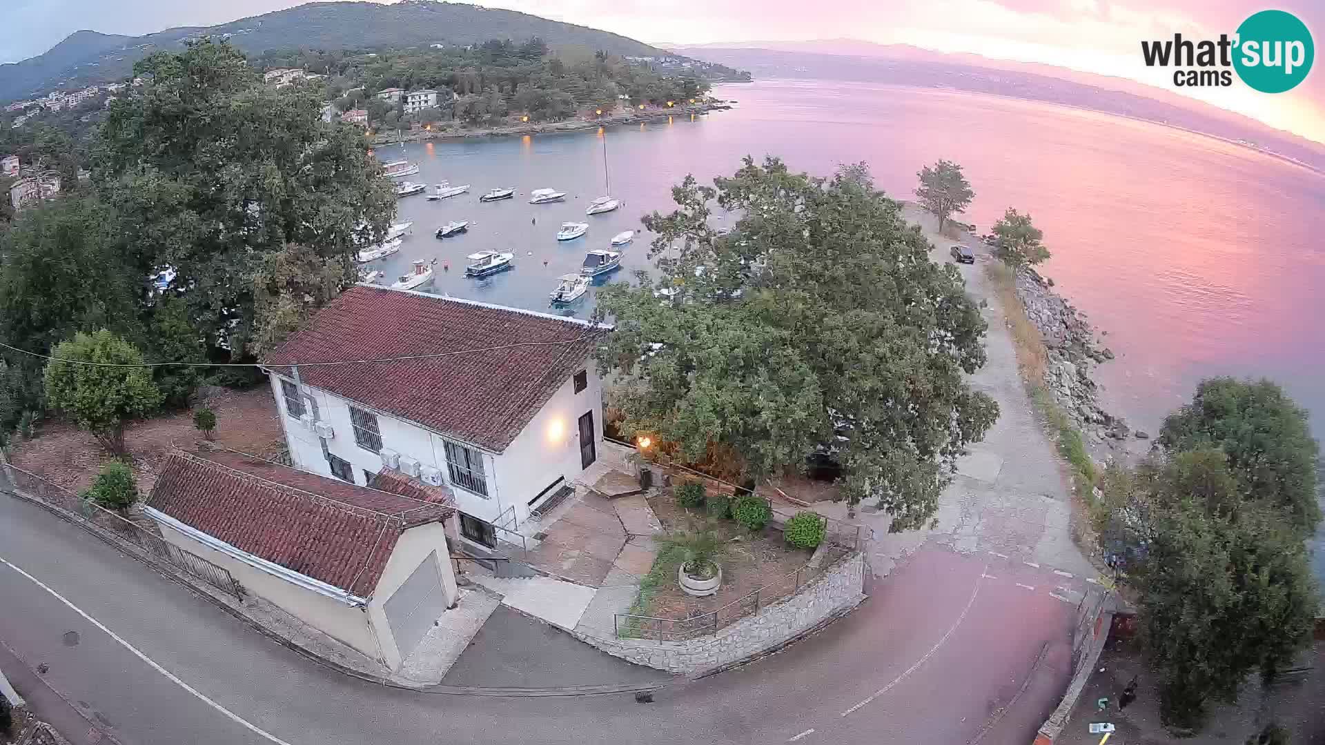 Web kamera luka Ika – Pogled uživo na luku i svjetla Opatije